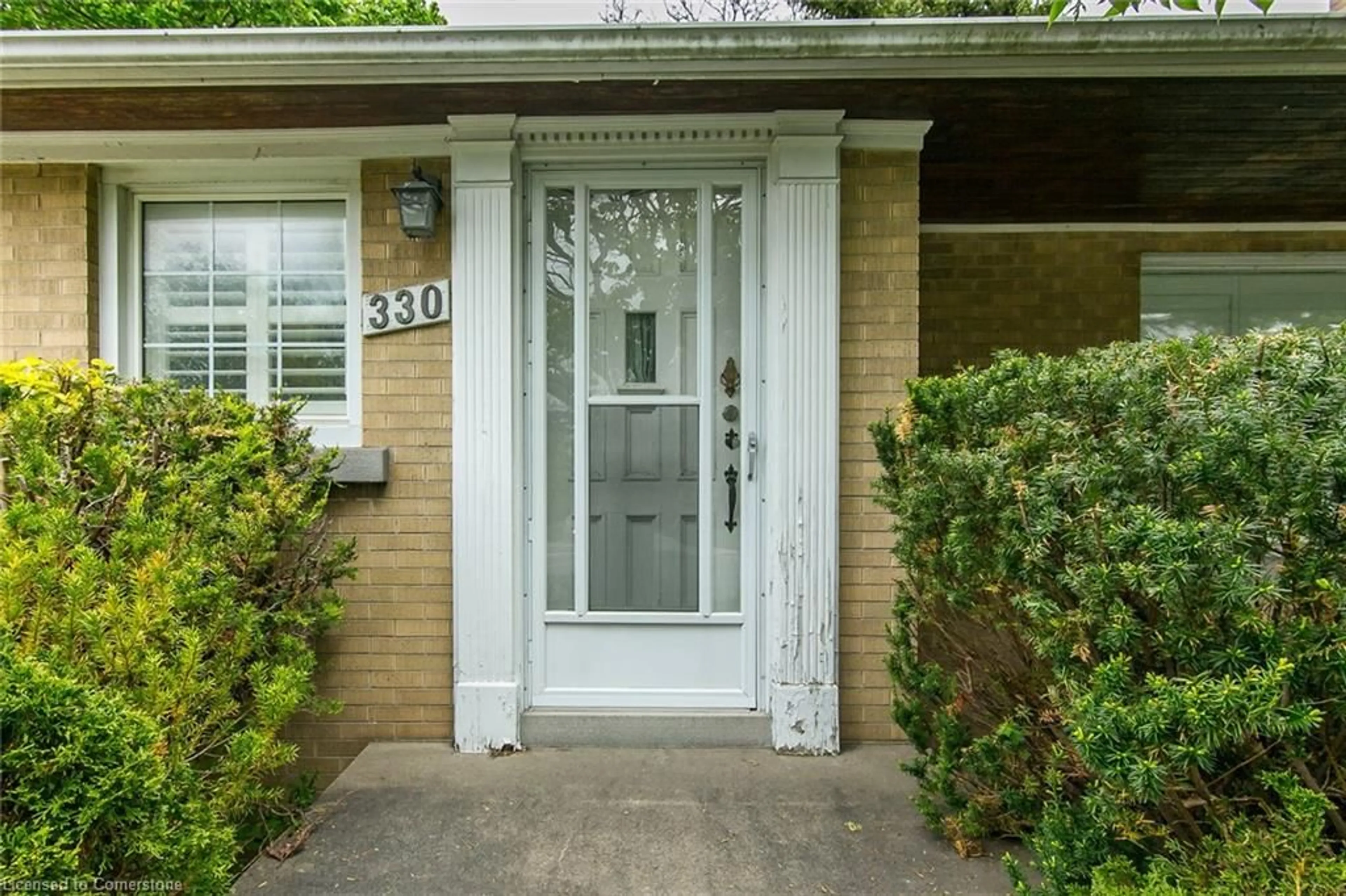Indoor entryway for 330 Weber St, Kitchener Ontario N2H 1G5