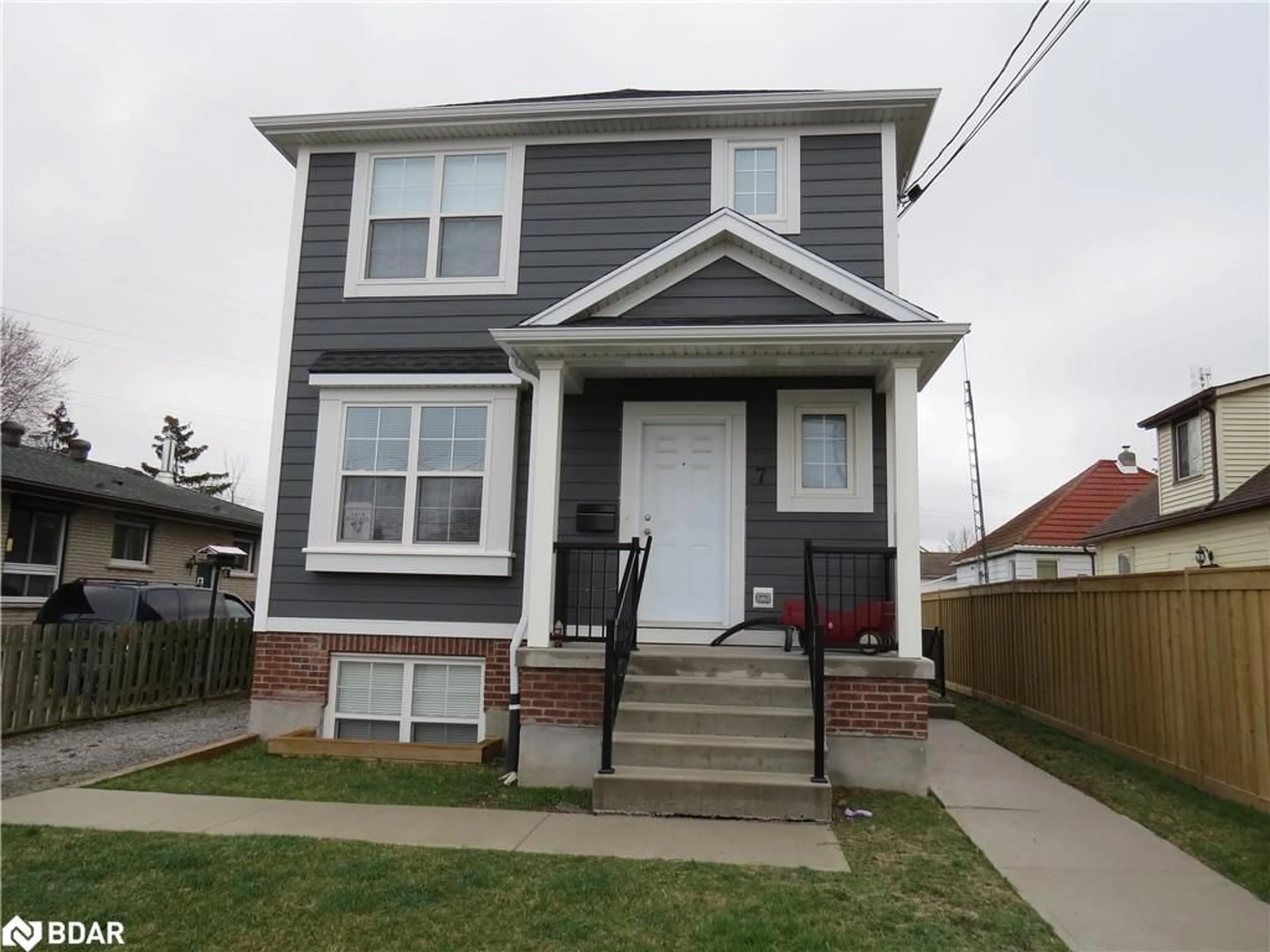 Home with vinyl exterior material, street for 7 Dundonald St, St. Catharines Ontario L2P 2A8