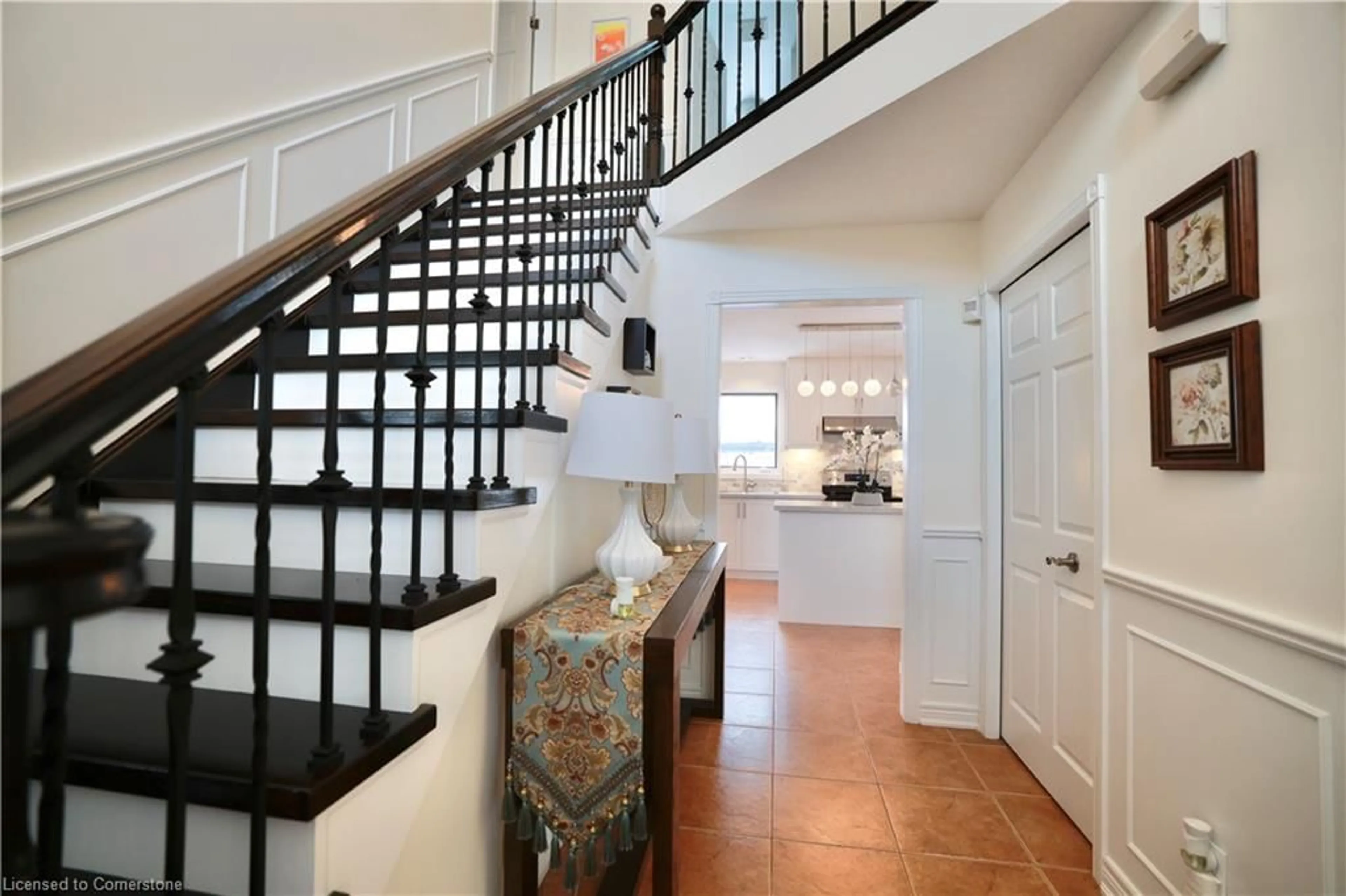 Indoor entryway for 525 Leighland Dr, Waterloo Ontario N2T 2H5