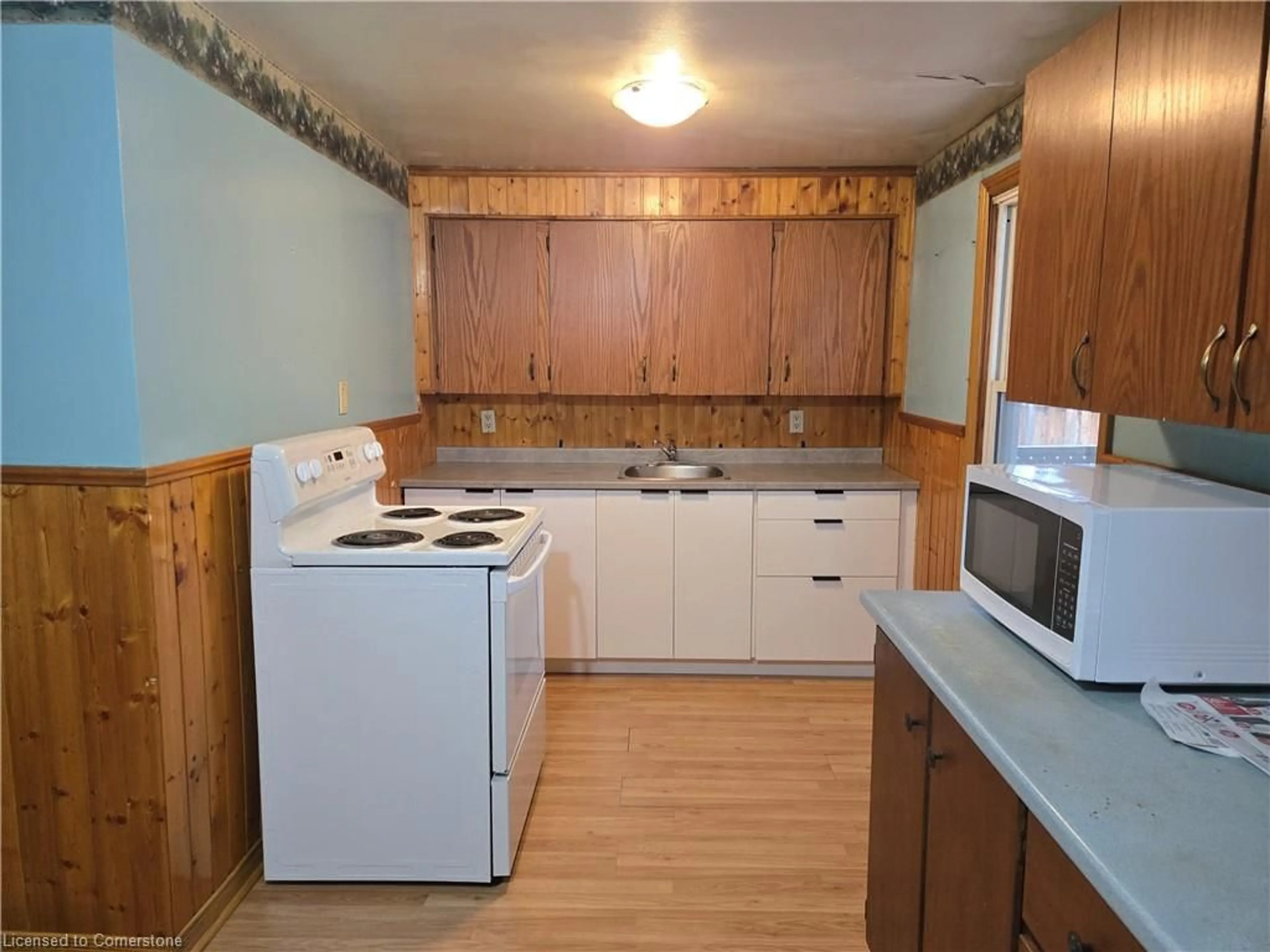 Standard kitchen, wood/laminate floor for 155 Hope Ave, Hamilton Ontario L8H 2E7