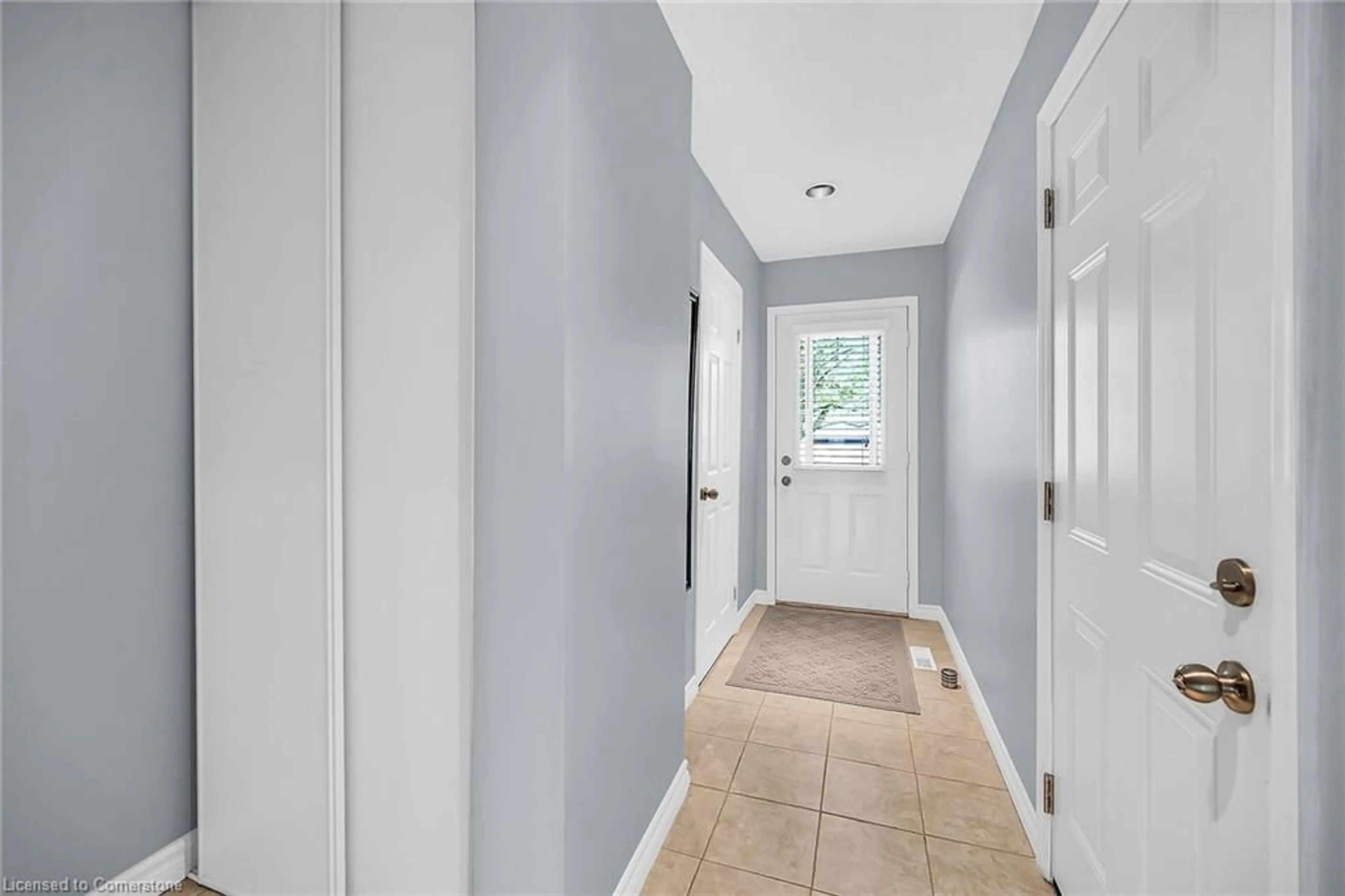 Indoor entryway for 386 Highland Rd #38, Stoney Creek Ontario L8J 3P9