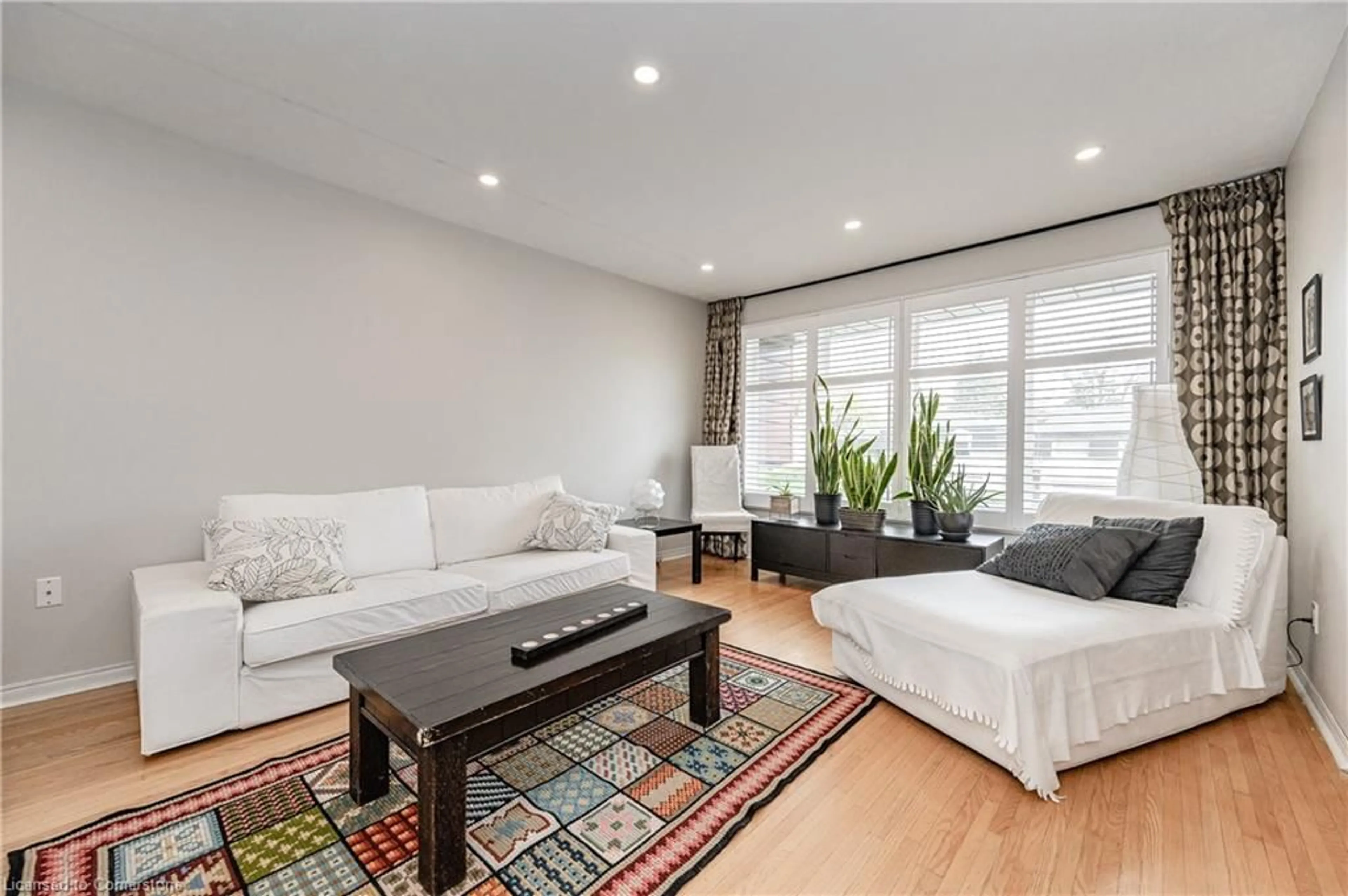 Living room with furniture, unknown for 4275 Longmoor Dr, Burlington Ontario L7L 5A4