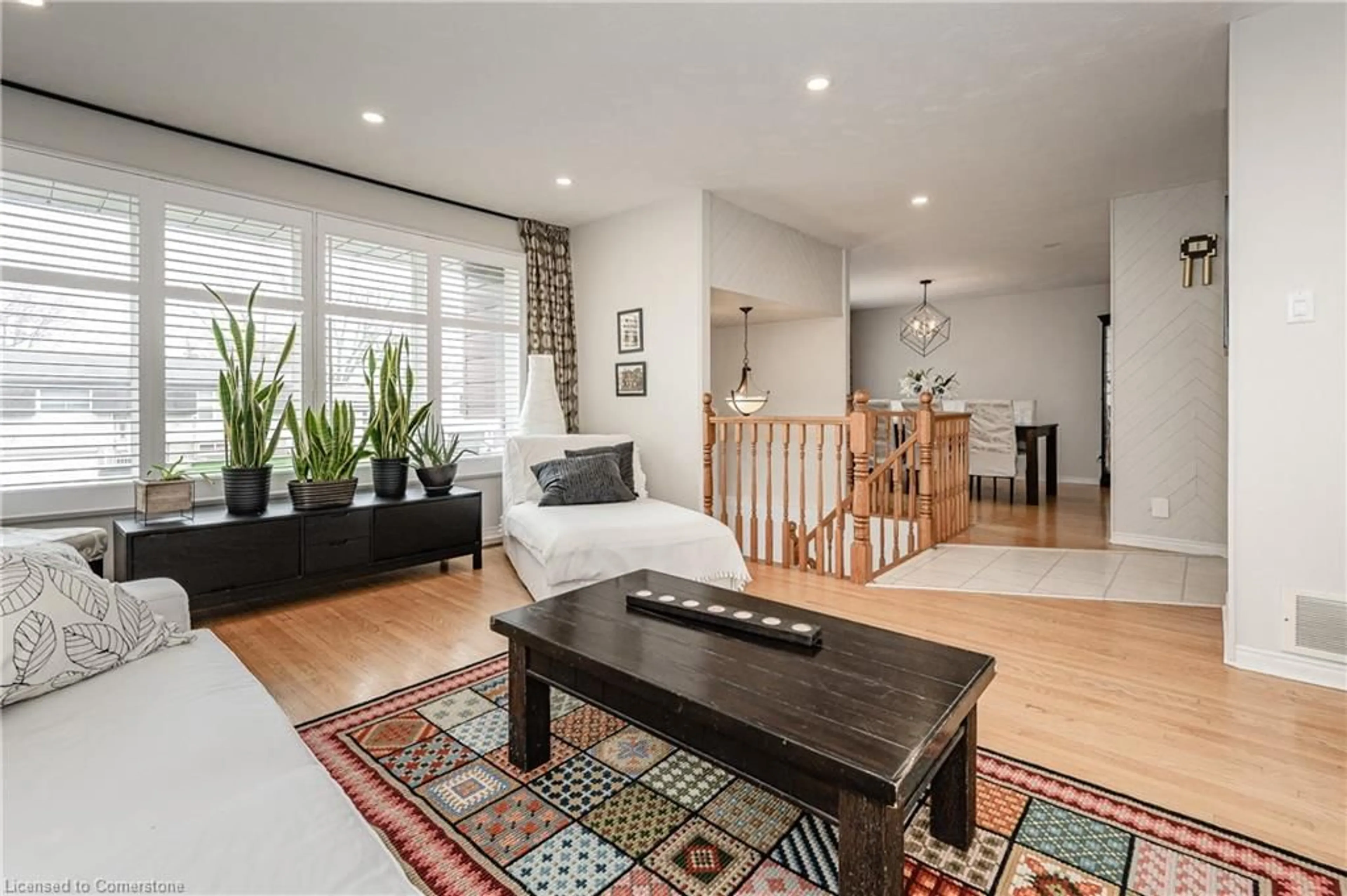 Living room with furniture, wood/laminate floor for 4275 Longmoor Dr, Burlington Ontario L7L 5A4