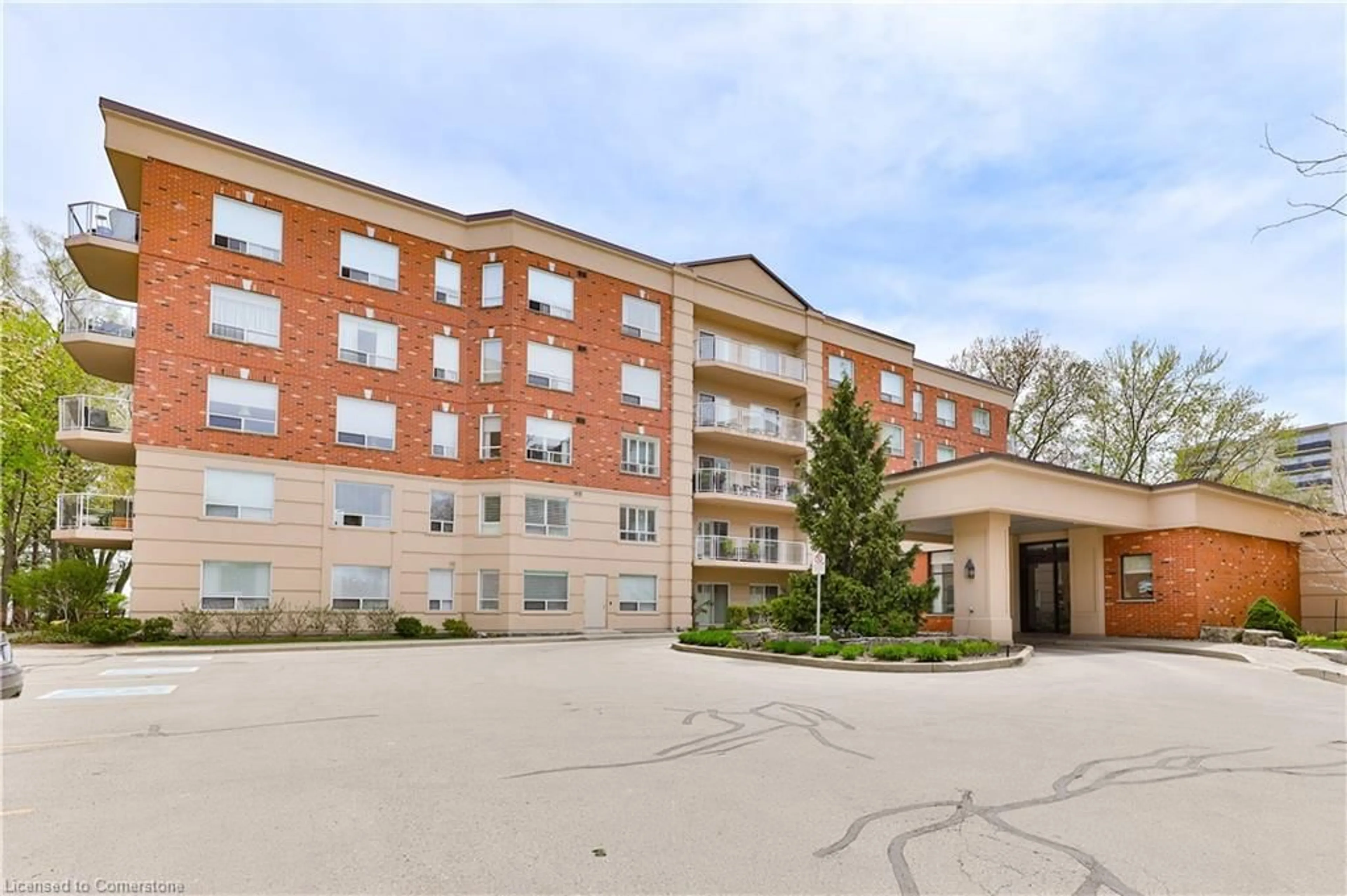 Patio, building for 5194 Lakeshore Rd #102, Burlington Ontario L7L 6P5