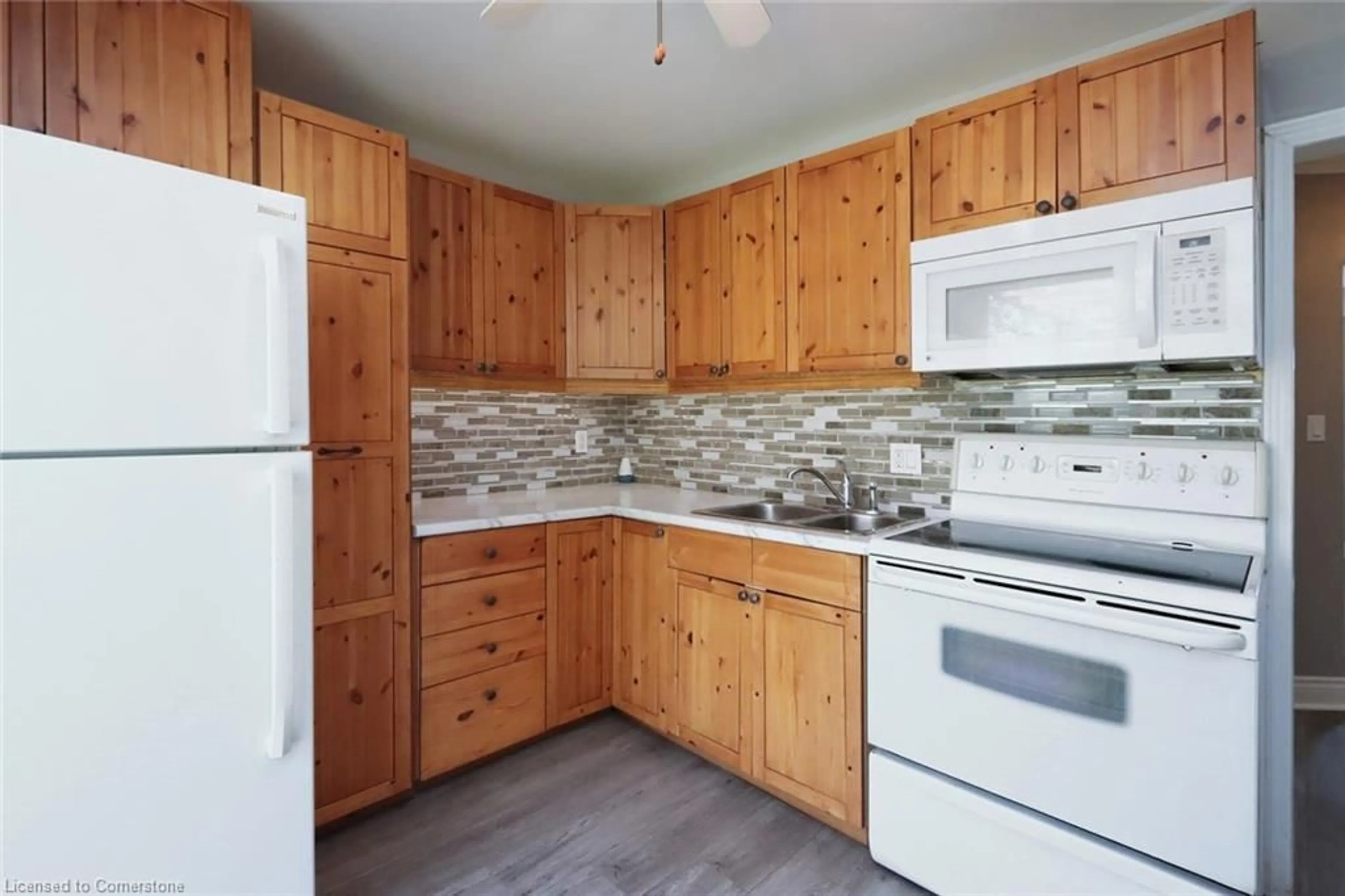Standard kitchen, wood/laminate floor for 240 East 22nd St, Hamilton Ontario L8V 2V7