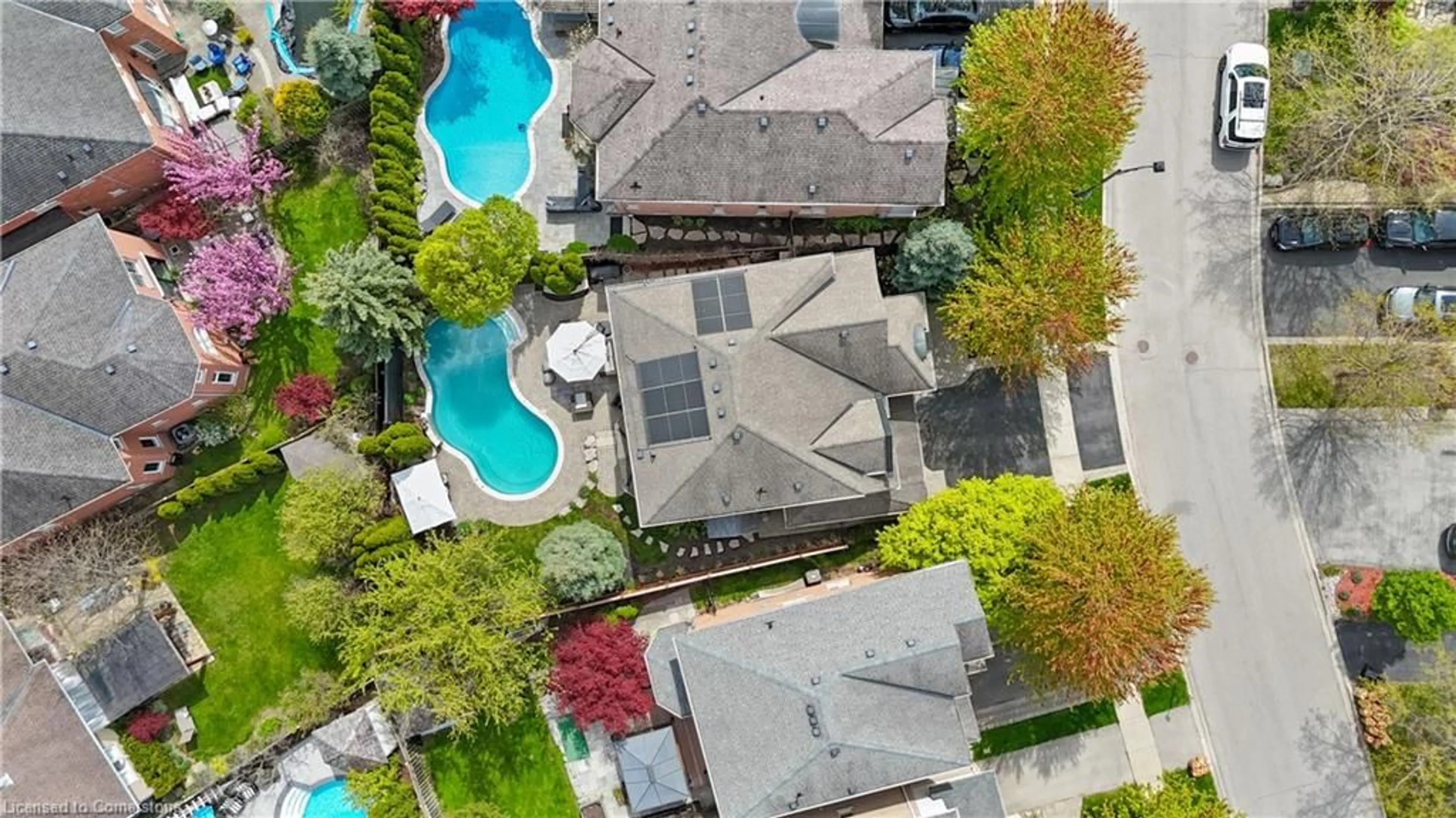 A pic from outside/outdoor area/front of a property/back of a property/a pic from drone, street for 138 Tawny Cres, Oakville Ontario L6L 6T4