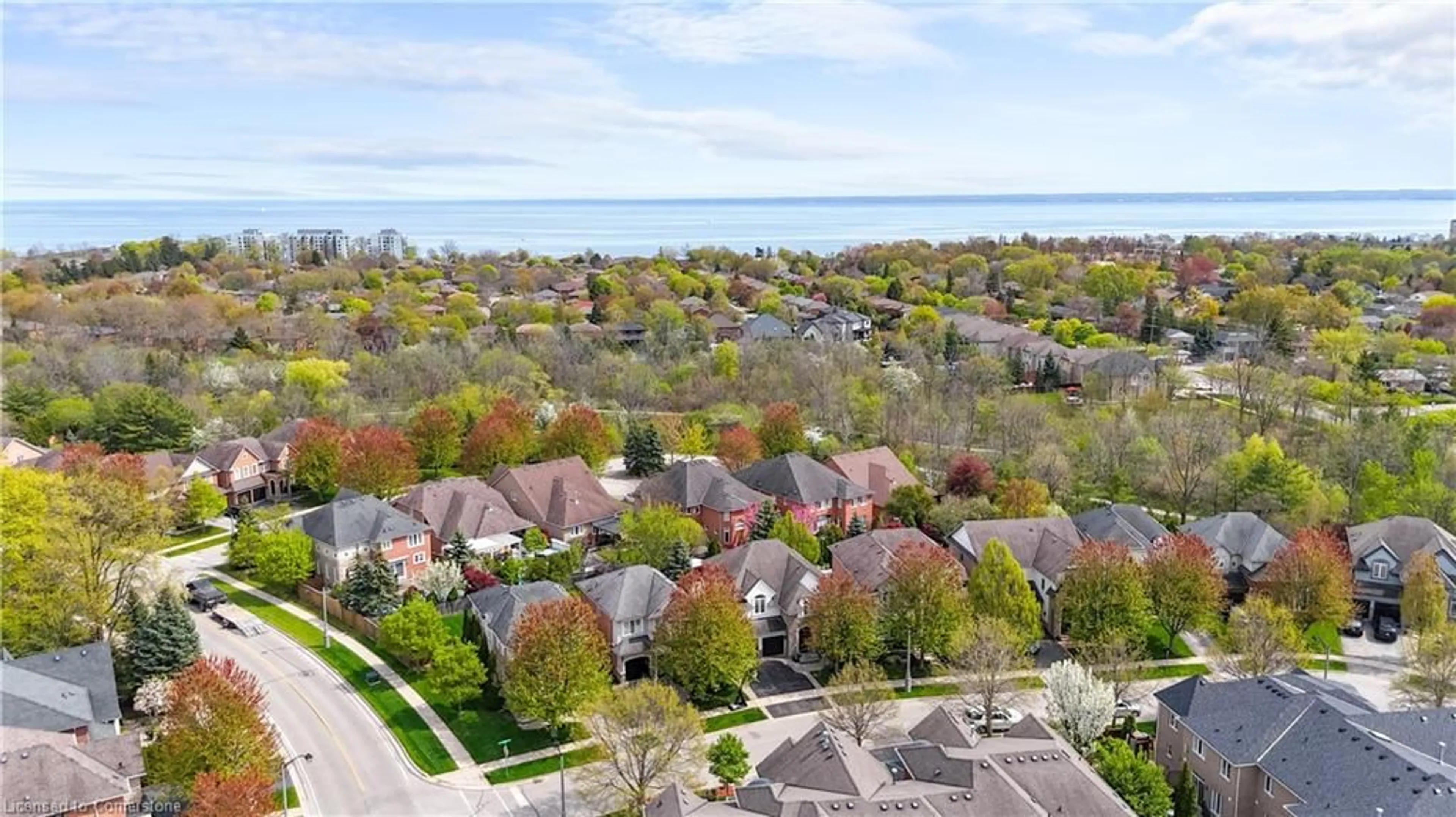 A pic from outside/outdoor area/front of a property/back of a property/a pic from drone, water/lake/river/ocean view for 138 Tawny Cres, Oakville Ontario L6L 6T4