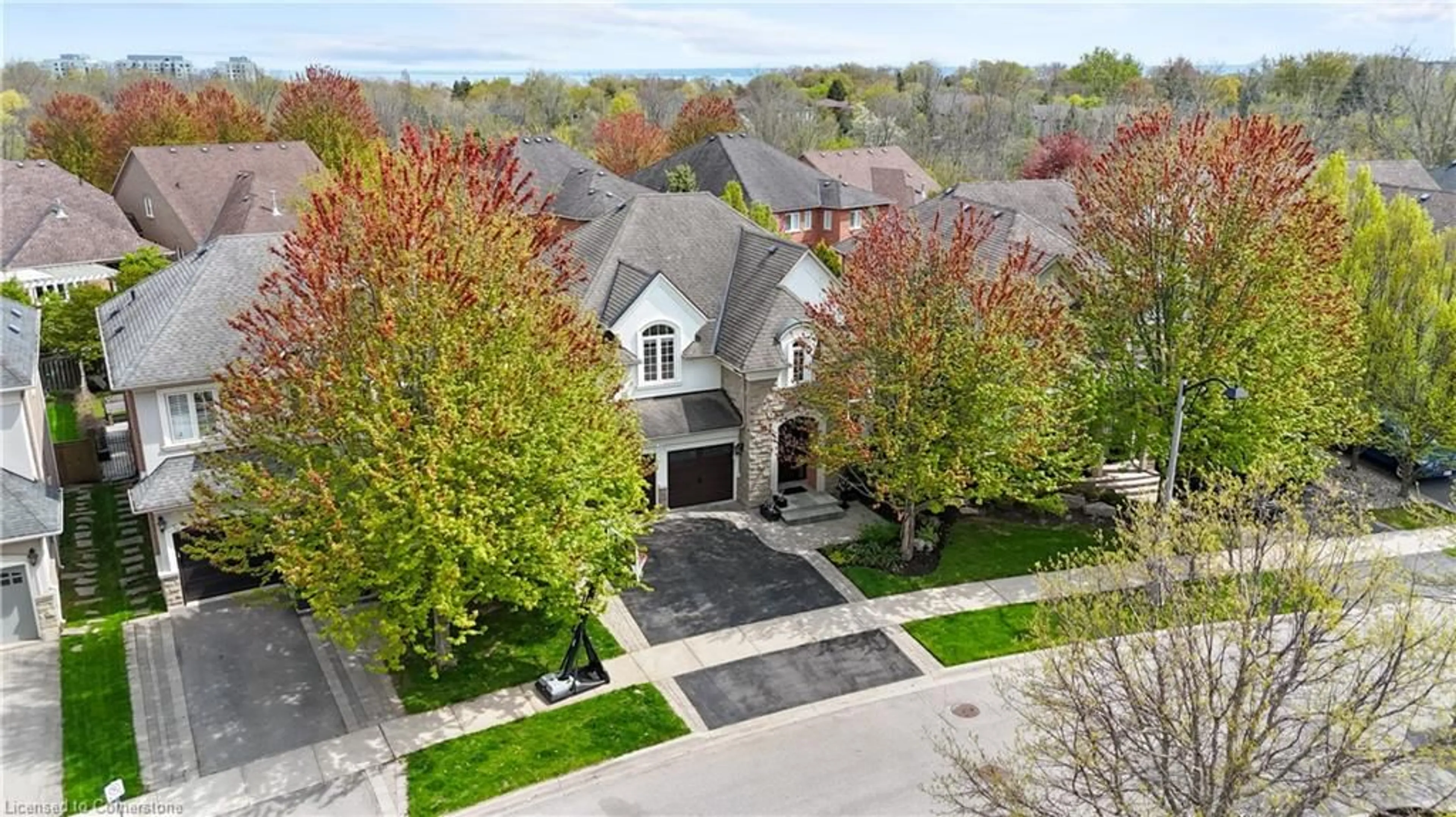A pic from outside/outdoor area/front of a property/back of a property/a pic from drone, street for 138 Tawny Cres, Oakville Ontario L6L 6T4