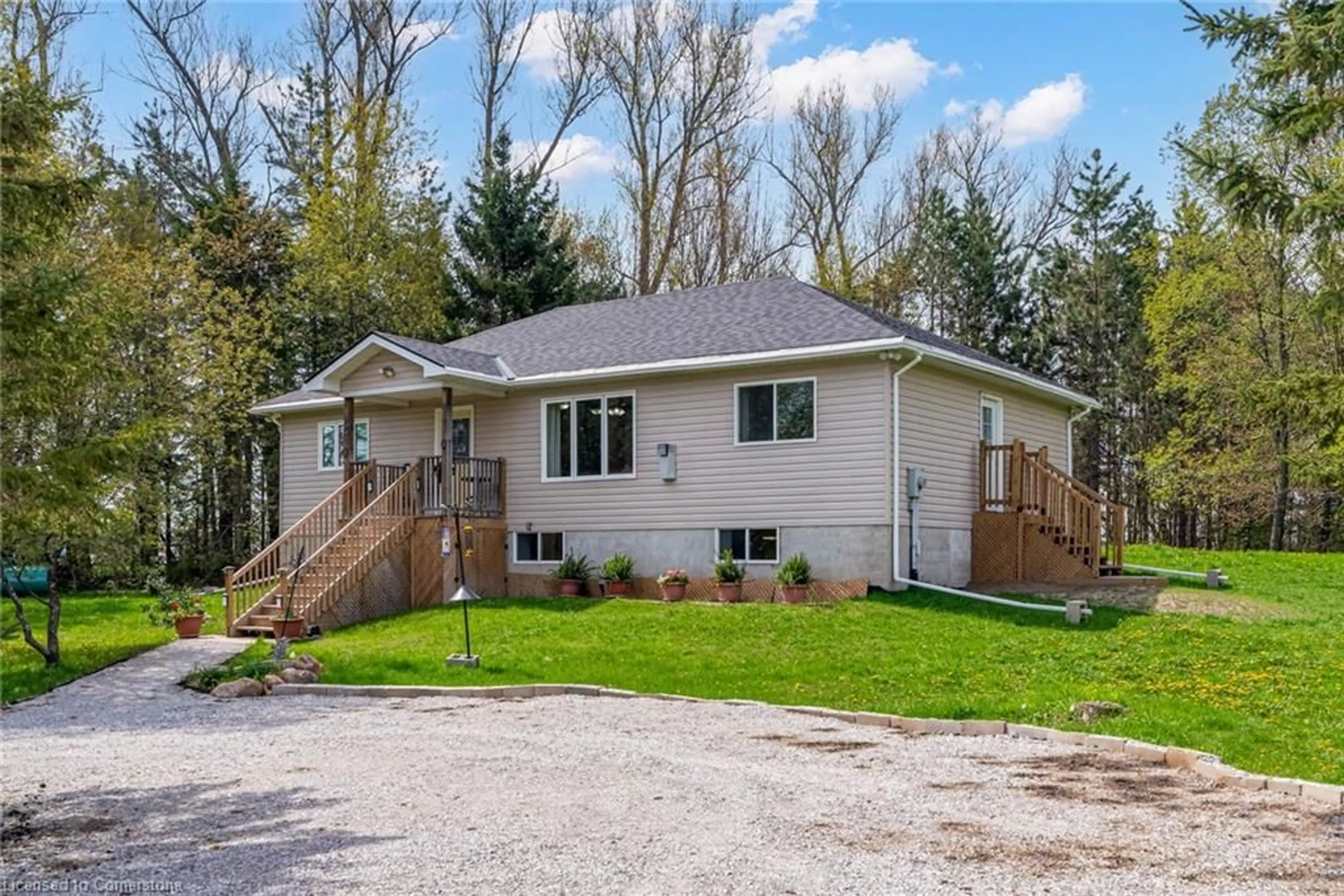 Home with vinyl exterior material, unknown for 2178 Irish Line, Severn Ontario L0L 1E0