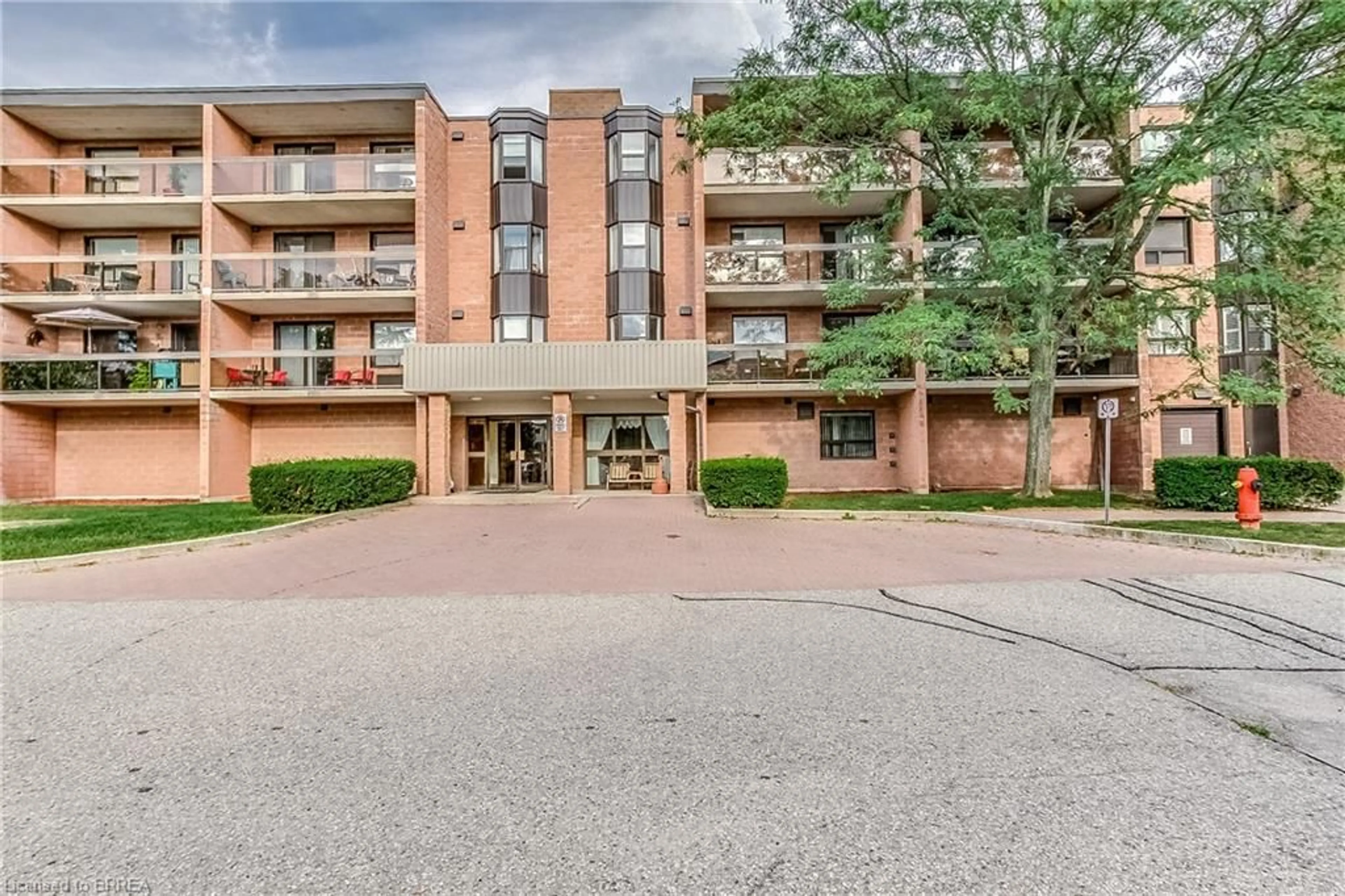 Indoor foyer for 88 Tollgate Rd #205, Brantford Ontario N3R 7R5