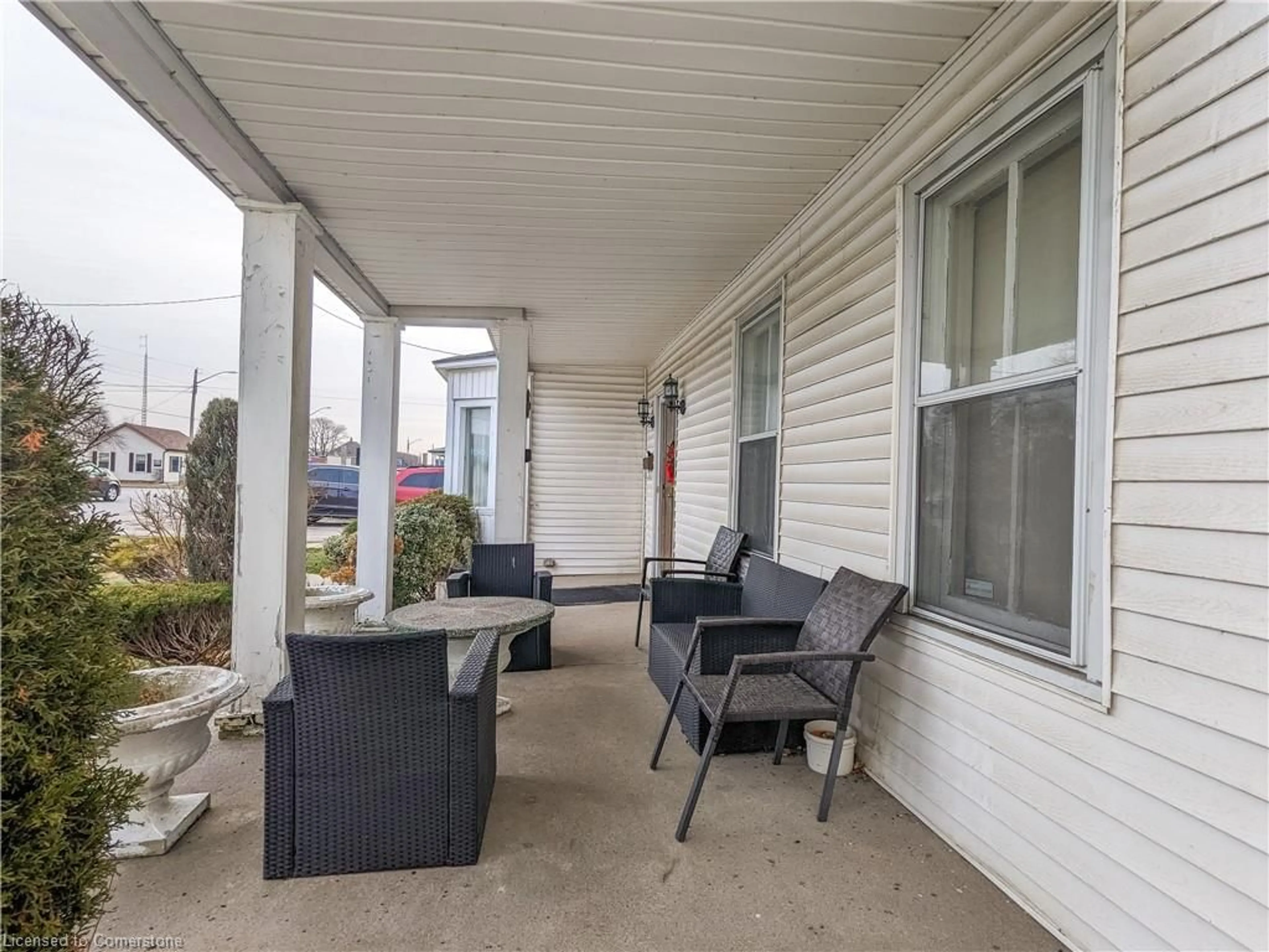 Patio, street for 529 Christina St #MAIN, Sarnia Ontario N7T 5W5