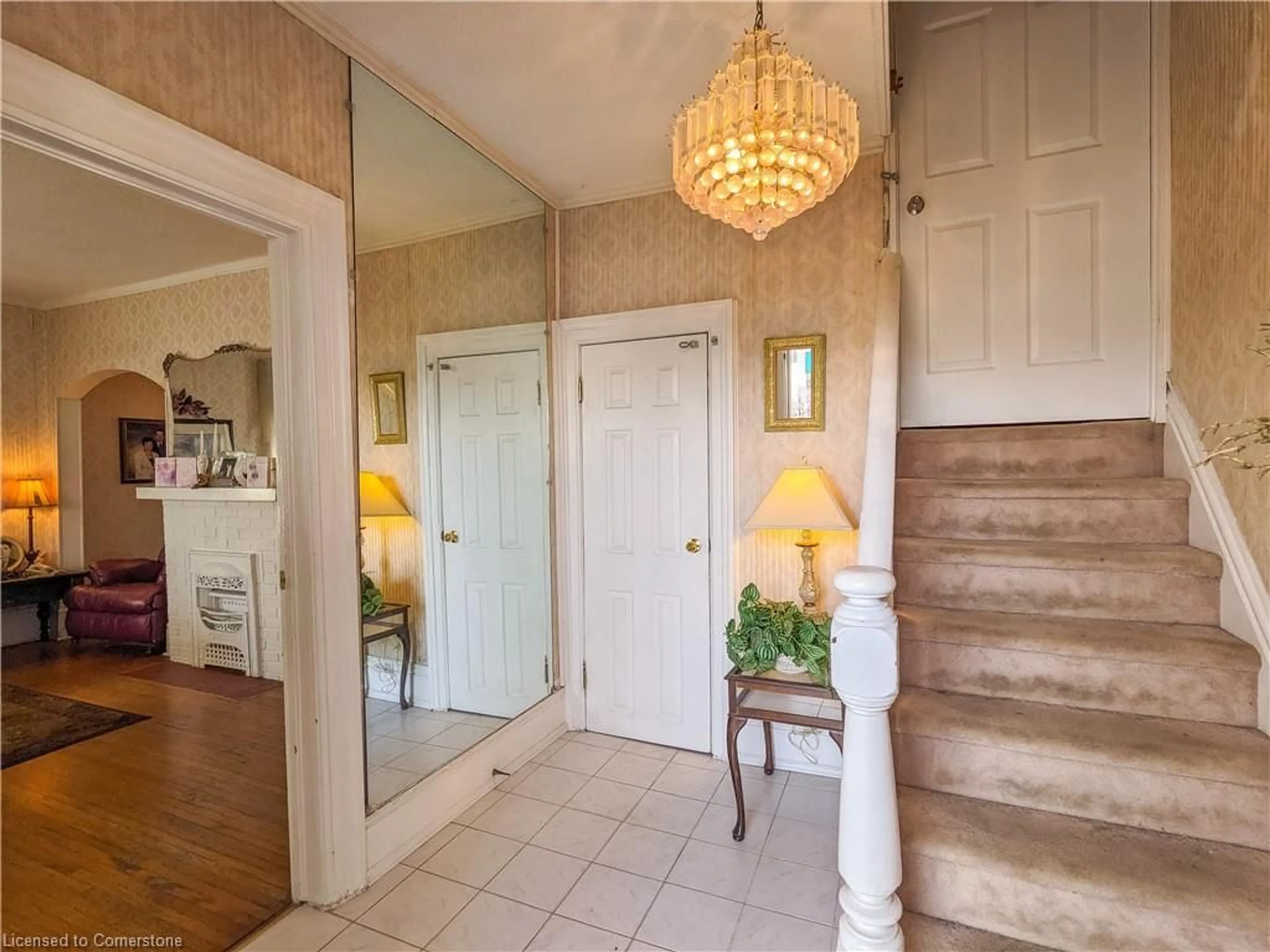 Indoor foyer for 529 Christina St #MAIN, Sarnia Ontario N7T 5W5