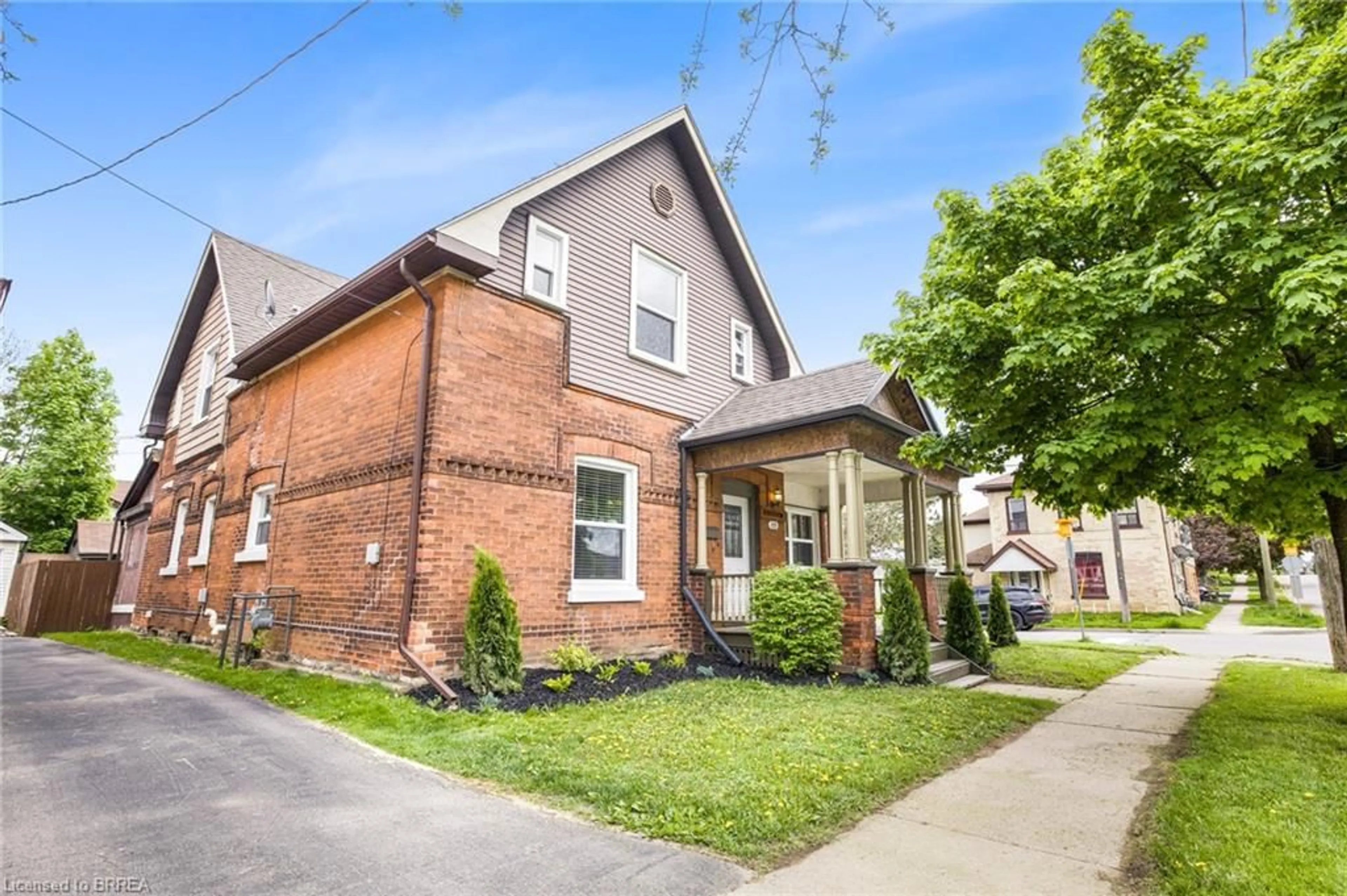 Home with brick exterior material, street for 209 Murray St, Brantford Ontario N3S 5R8