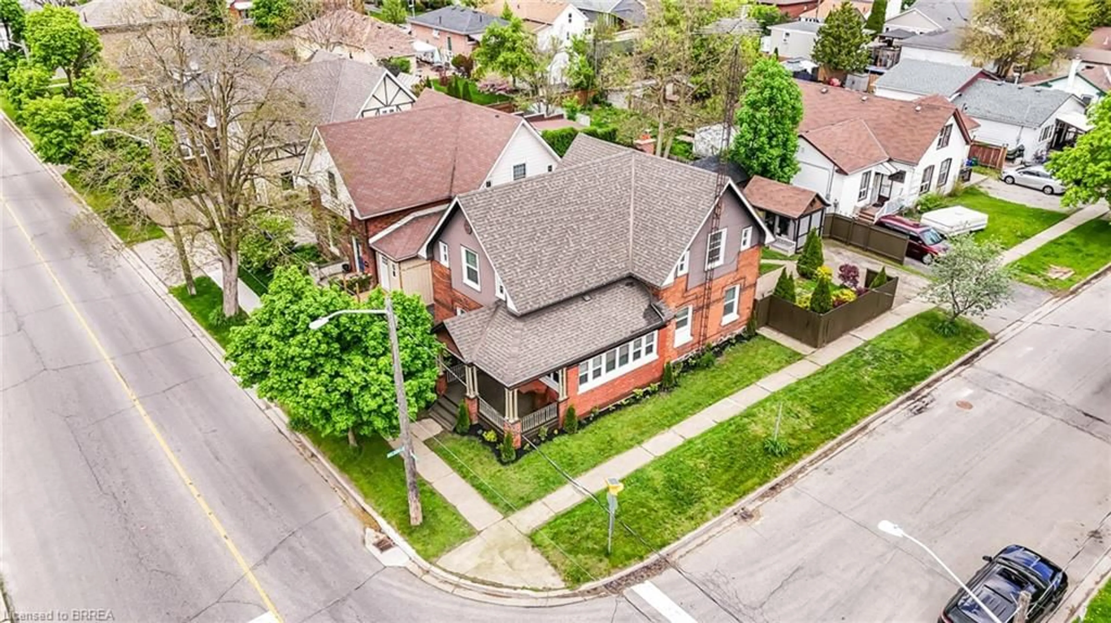 A pic from outside/outdoor area/front of a property/back of a property/a pic from drone, street for 209 Murray St, Brantford Ontario N3S 5R8