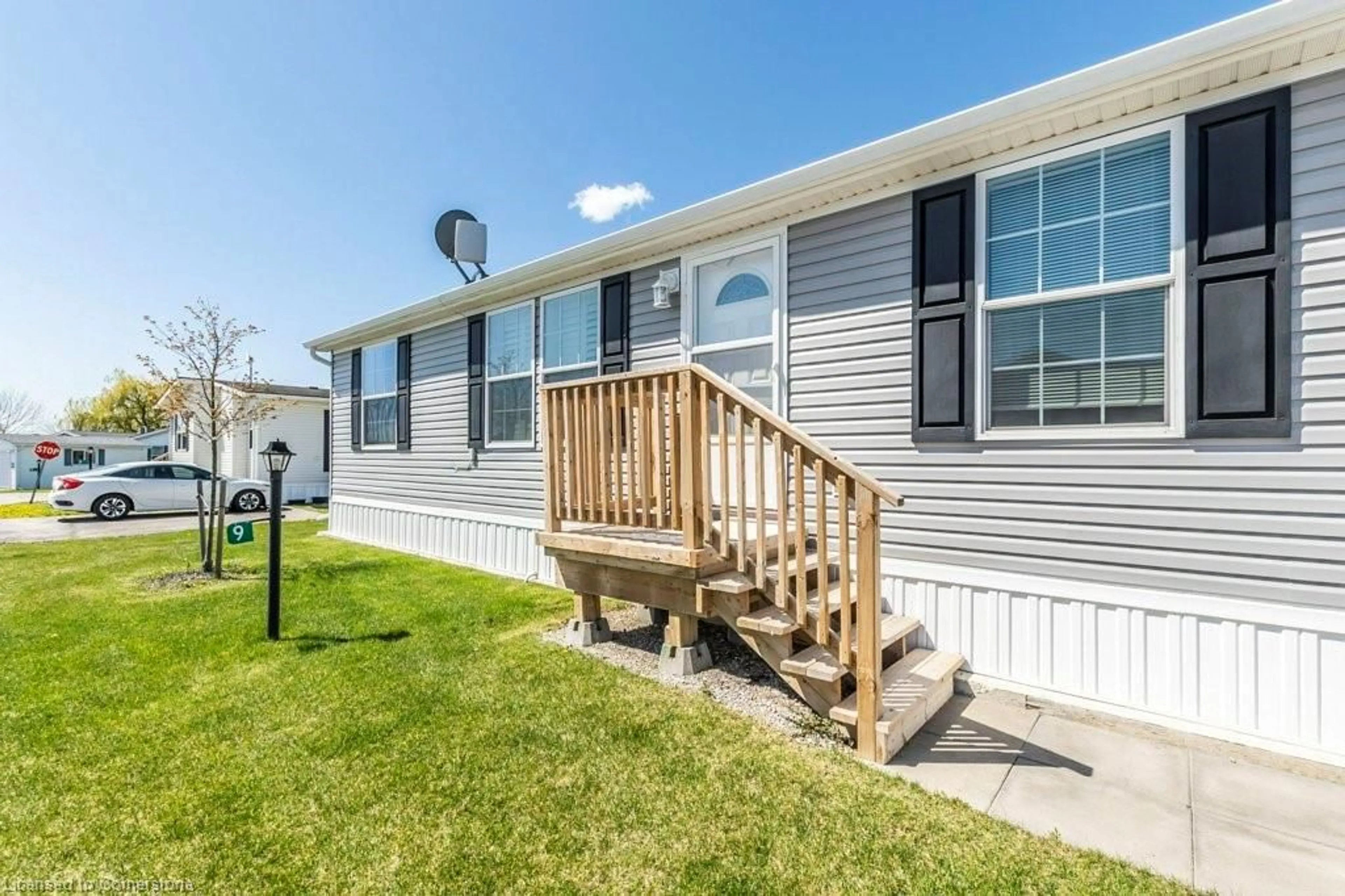 Home with vinyl exterior material, unknown for 9 Hickory Hollow, Nanticoke Ontario N0A 1L0