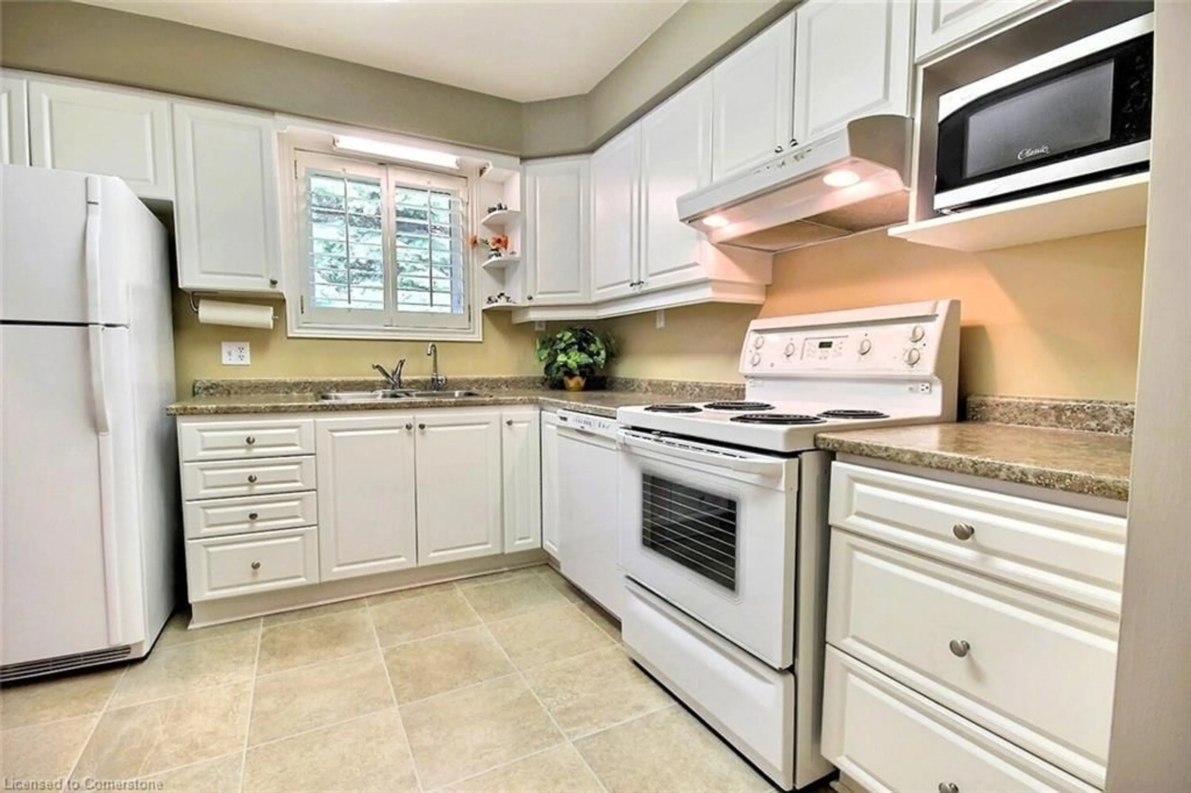 Standard kitchen, ceramic/tile floor for 246 Dolph St, Cambridge Ontario N3H 5P1