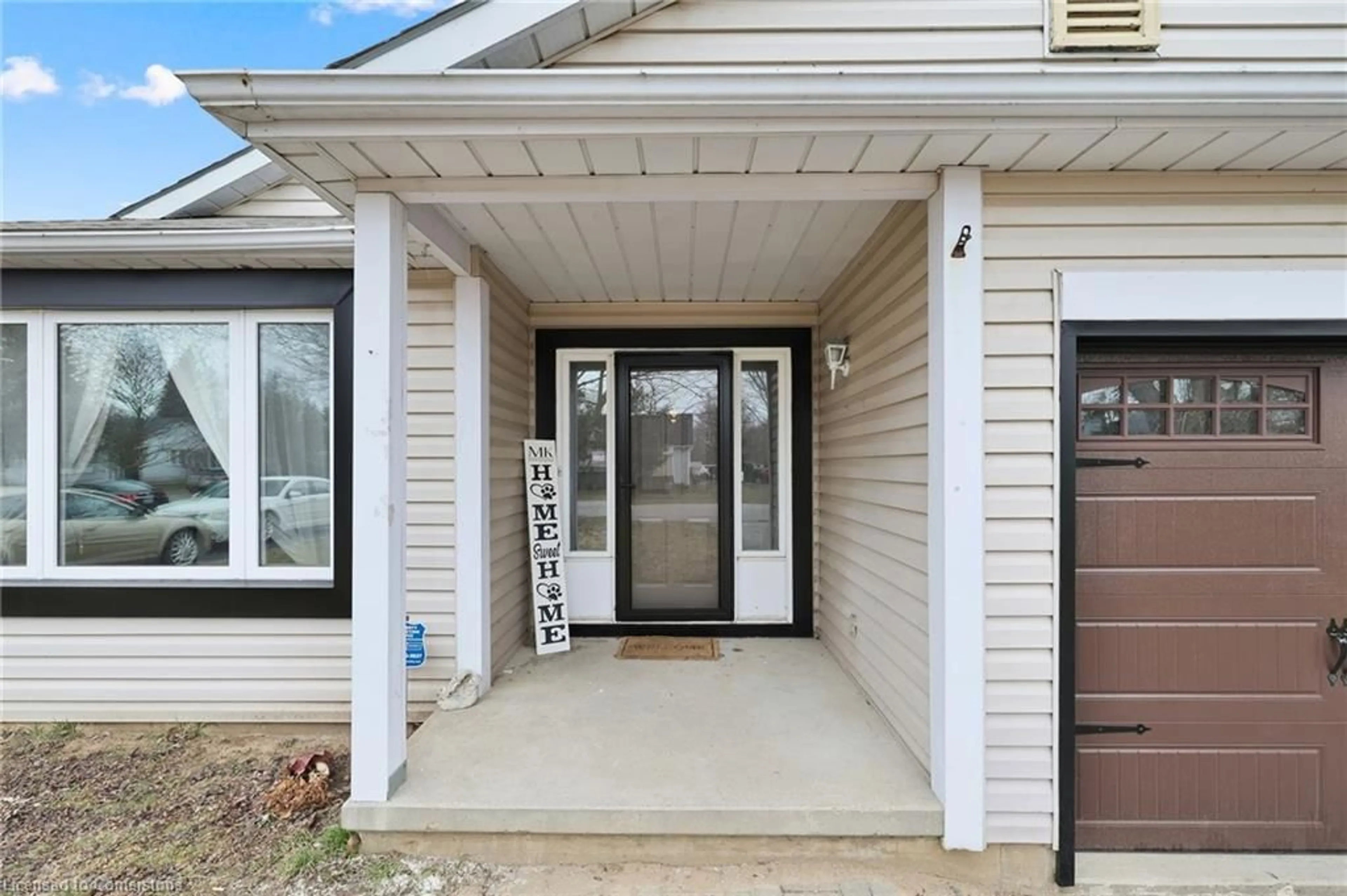 Indoor entryway for 39 Leslie Ave, Port Dover Ontario N0A 1N4