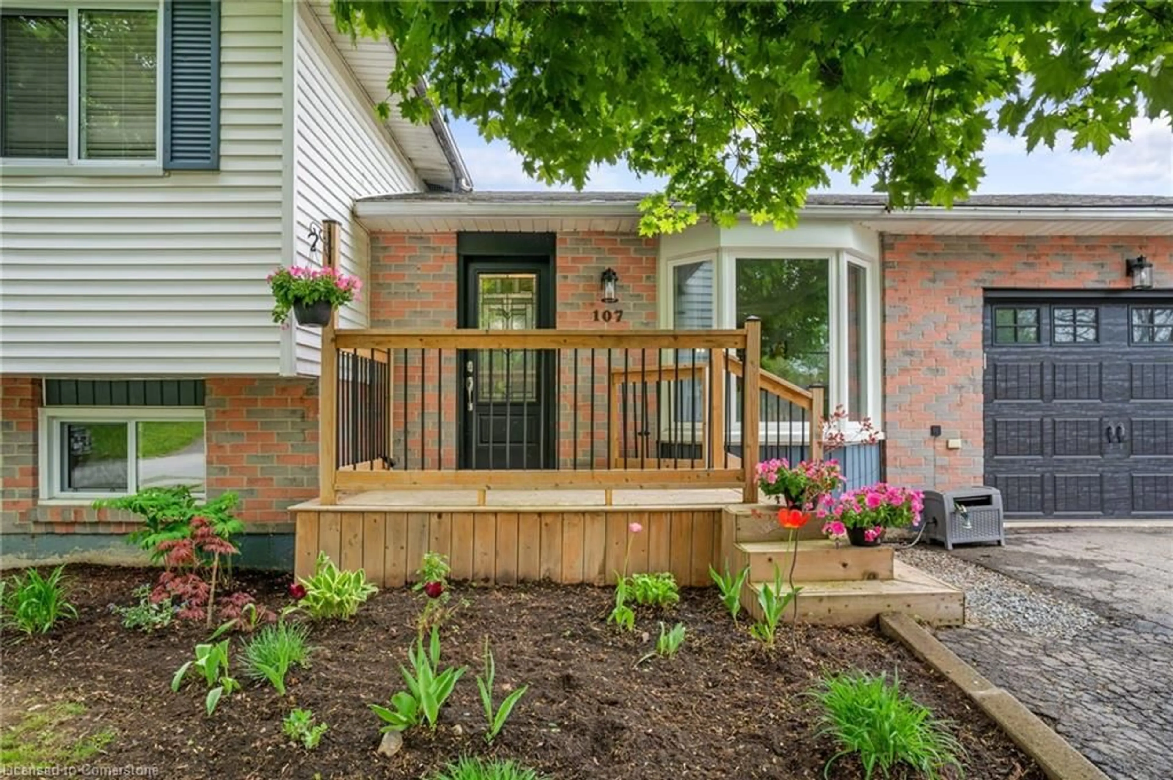 Patio, street for 107 Ross St, Caledonia Ontario N3W 1A3
