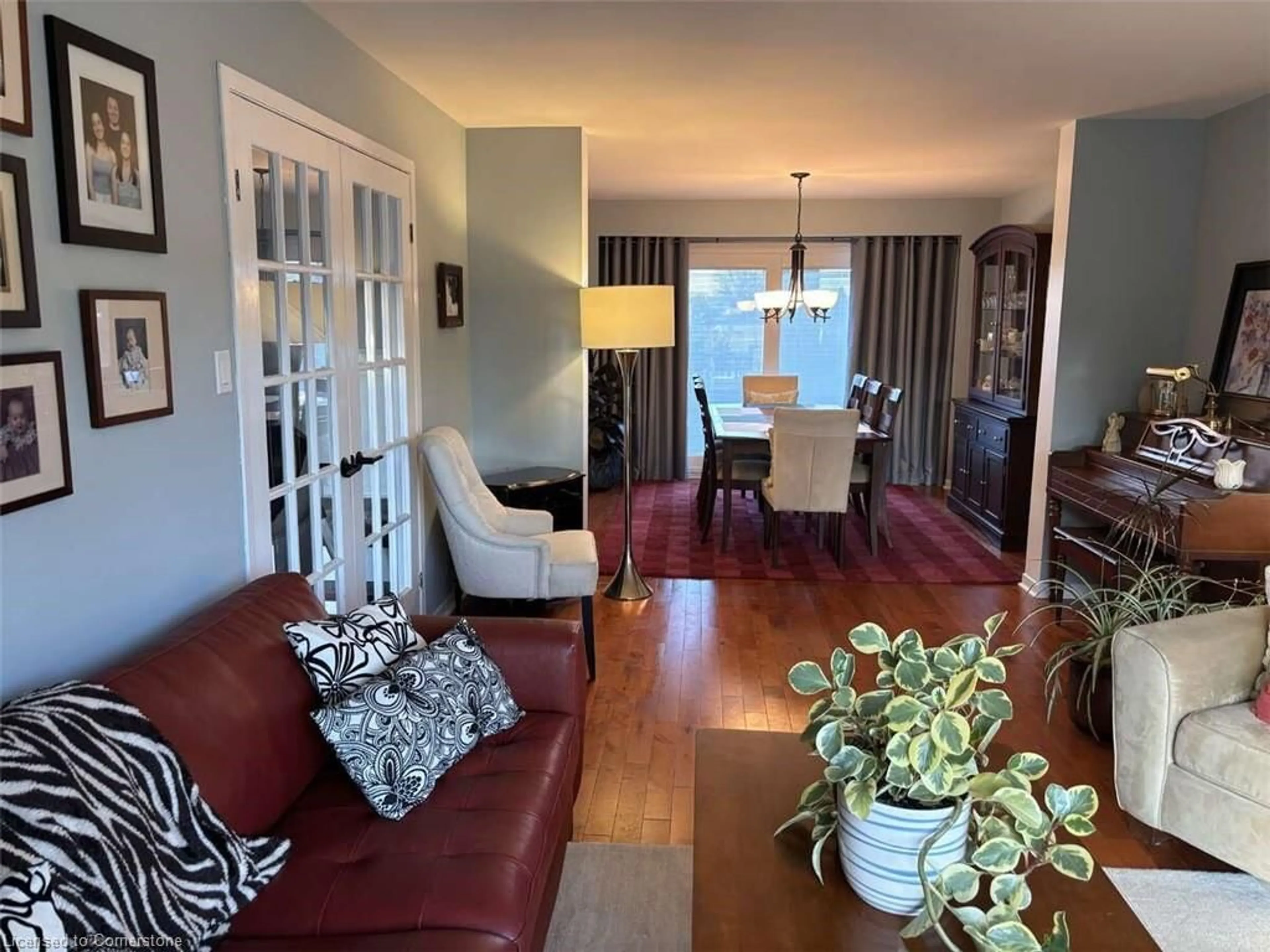 Living room with furniture, unknown for 6942 Barrisdale Dr, Mississauga Ontario L5N 2H4