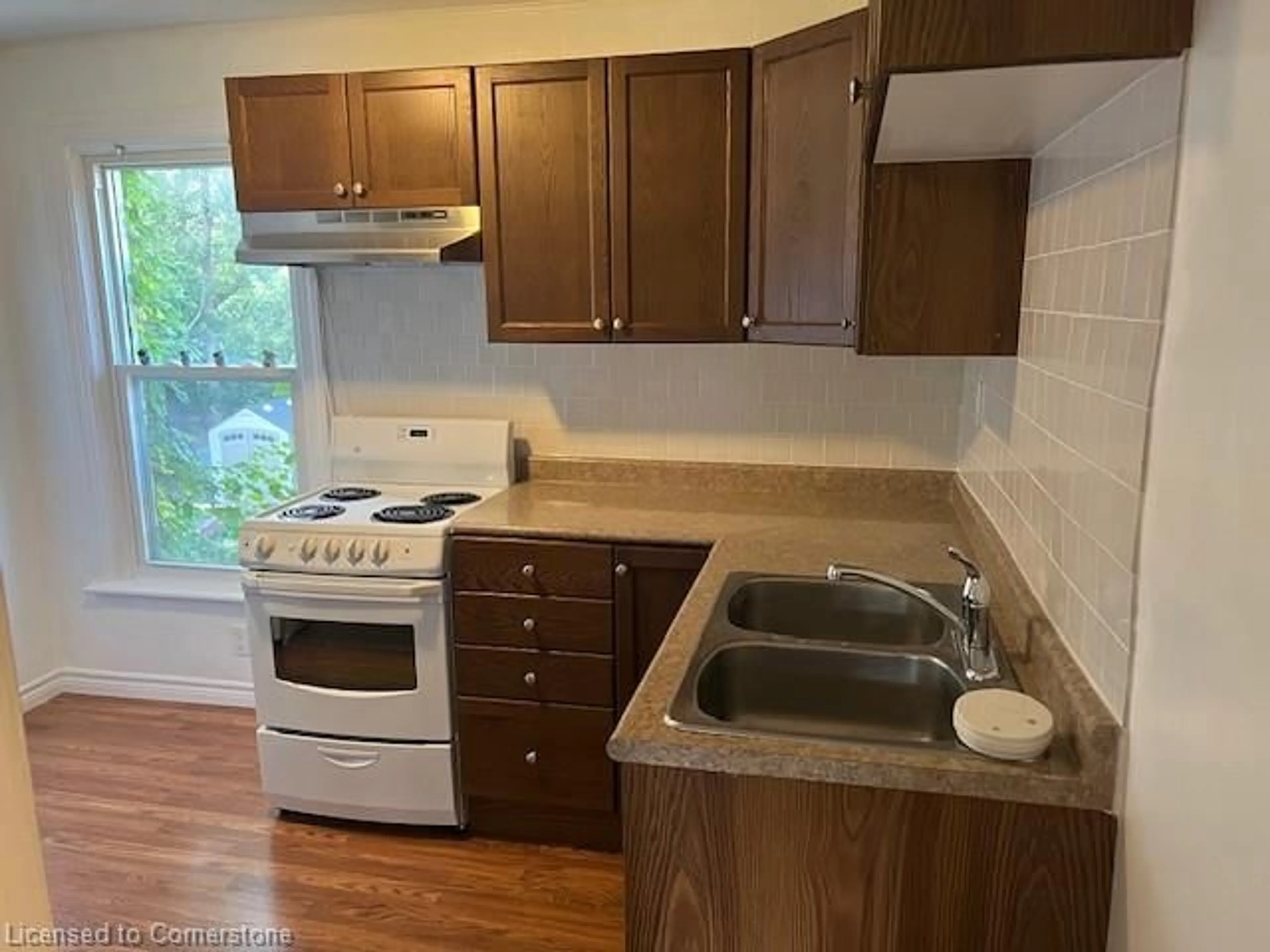 Standard kitchen, wood/laminate floor for 37 Dundas St, Dundas Ontario L9H 1A1