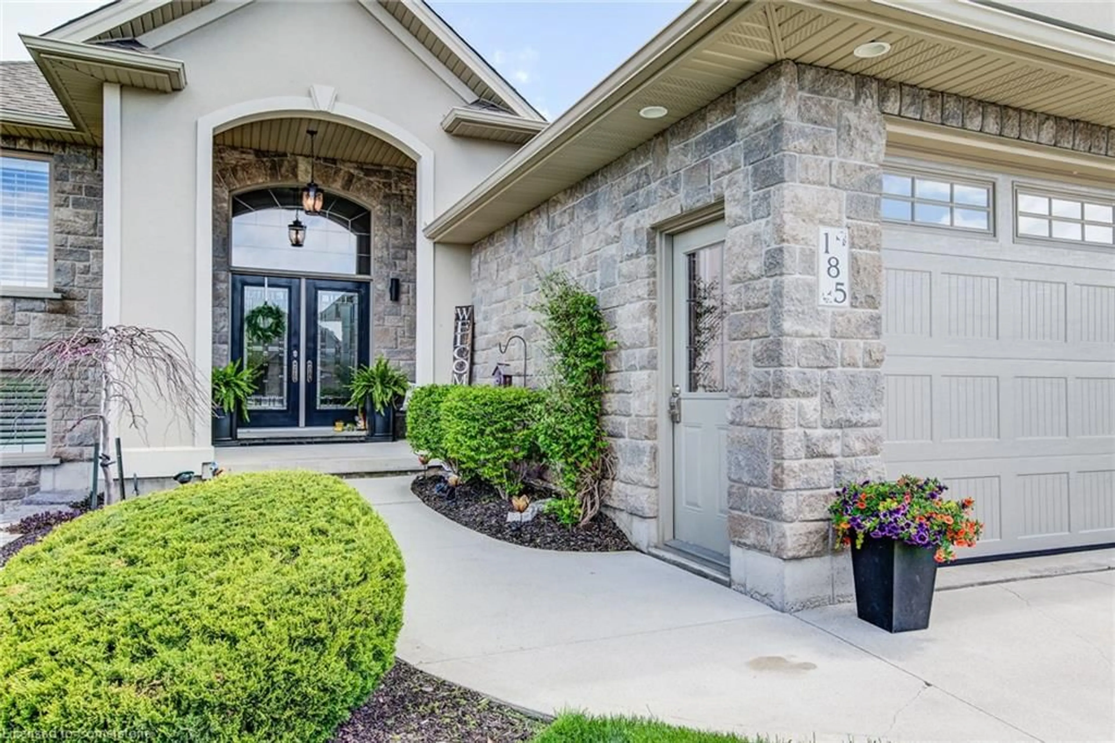 Indoor entryway for 185 Rubys Cres, Mount Forest Ontario N0G 2L2