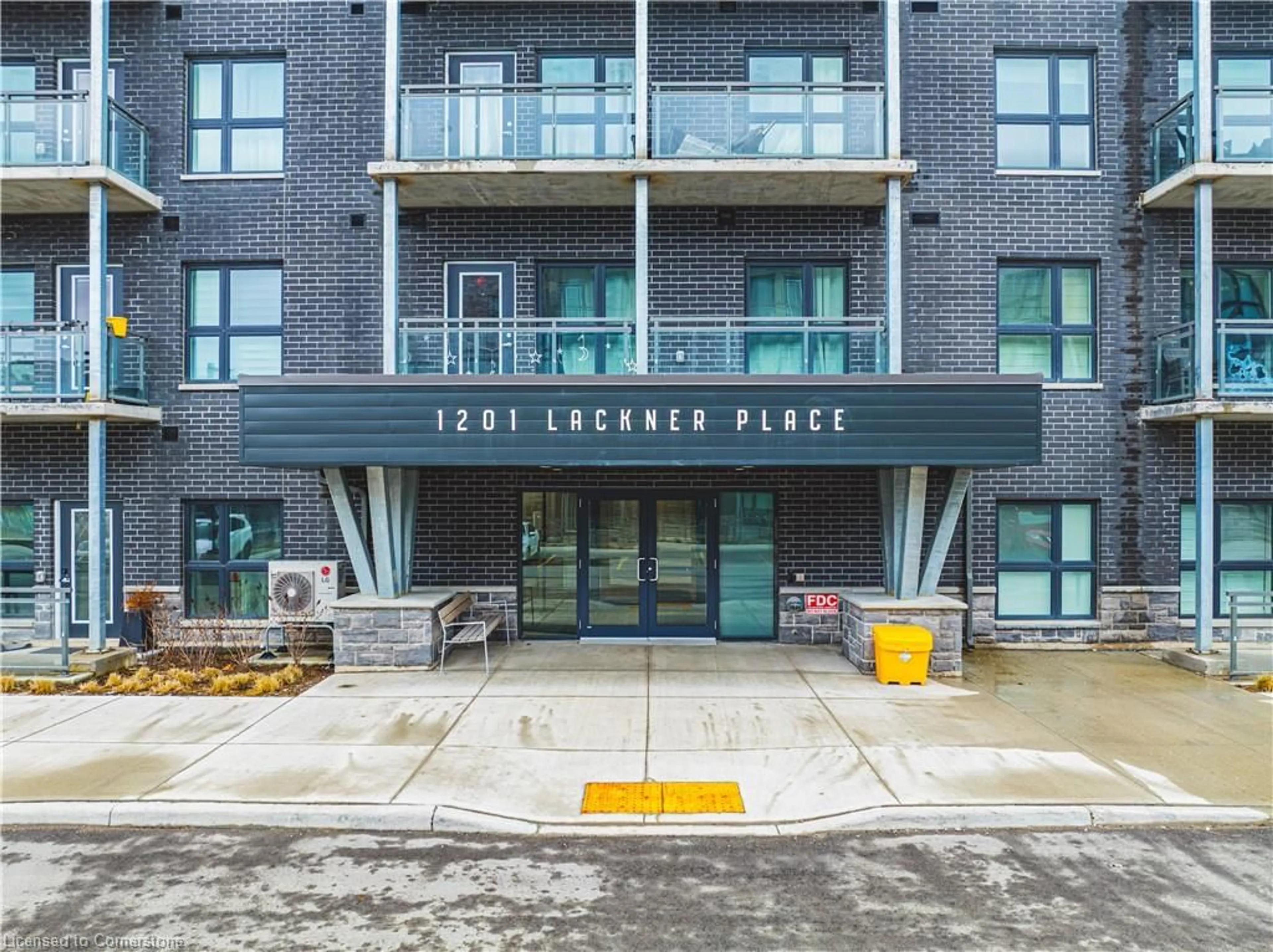 Indoor foyer for 1201 Lackner Pl #310, Kitchener Ontario N2A 0L4