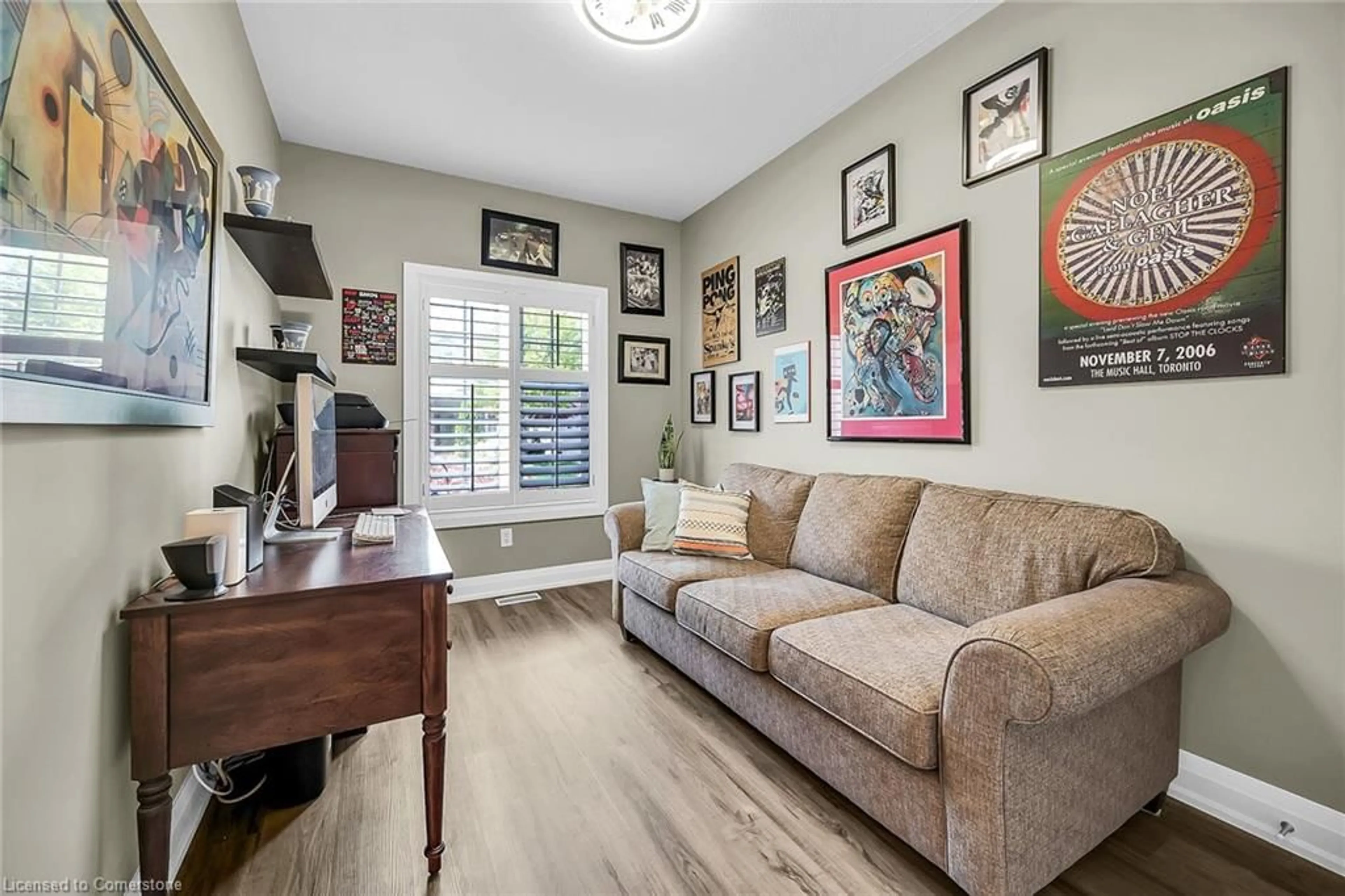 Living room with furniture, unknown for 136 Oakhampton Trail, Glanbrook Ontario L9B 0A3