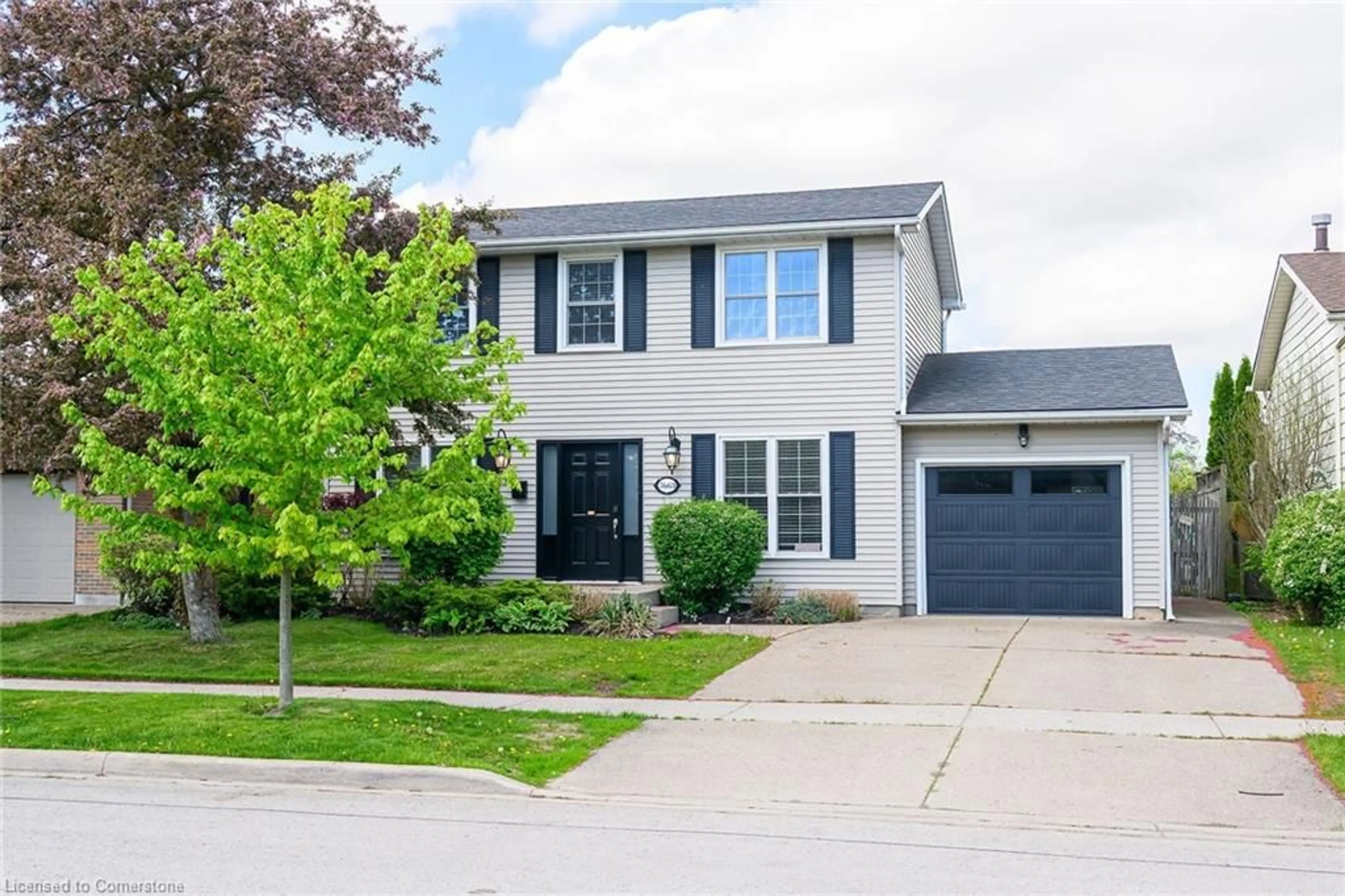 Home with vinyl exterior material, street for 7663 Ronnie Cres, Niagara Falls Ontario L2G 7M1