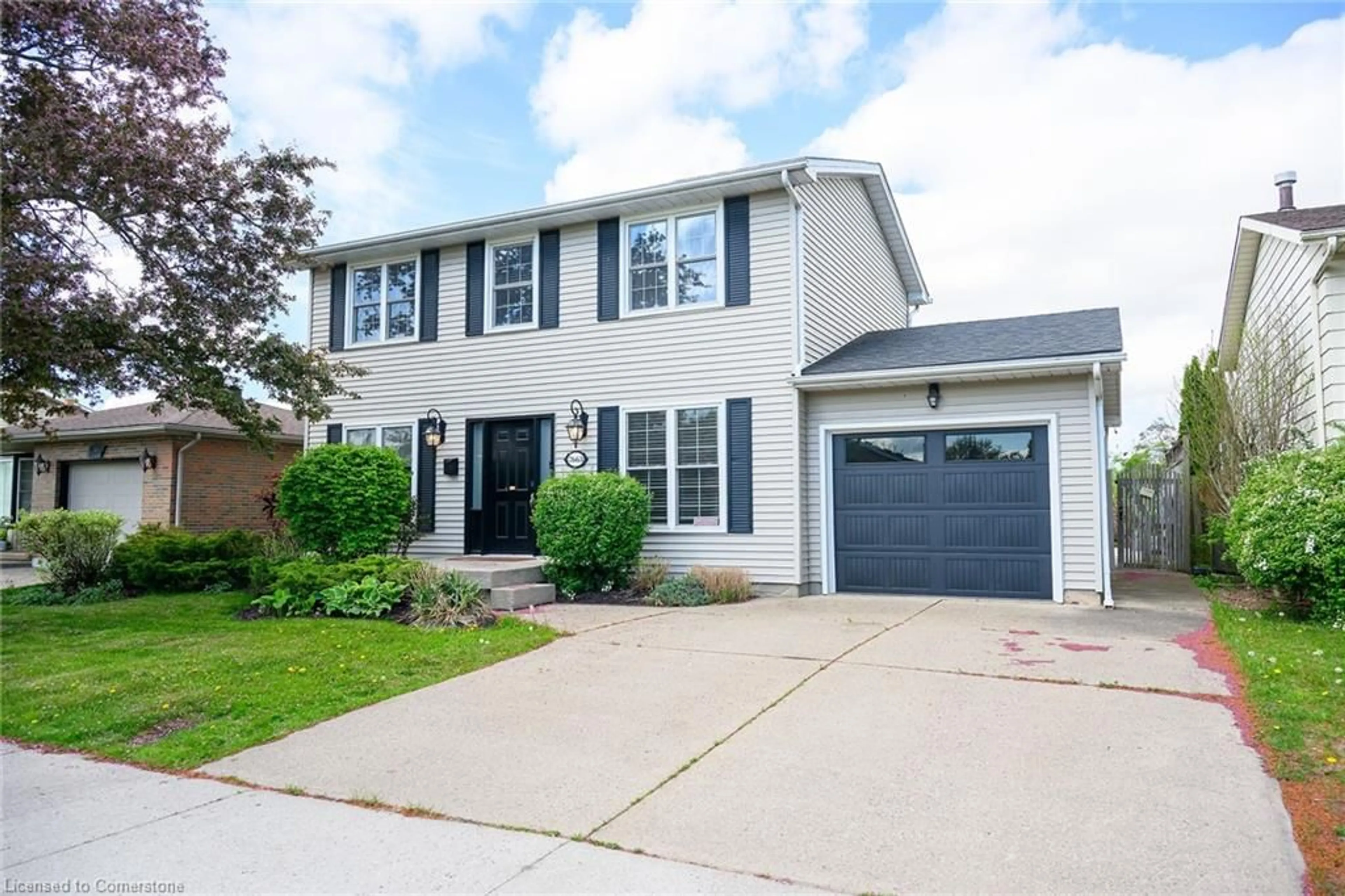 Home with vinyl exterior material, street for 7663 Ronnie Cres, Niagara Falls Ontario L2G 7M1