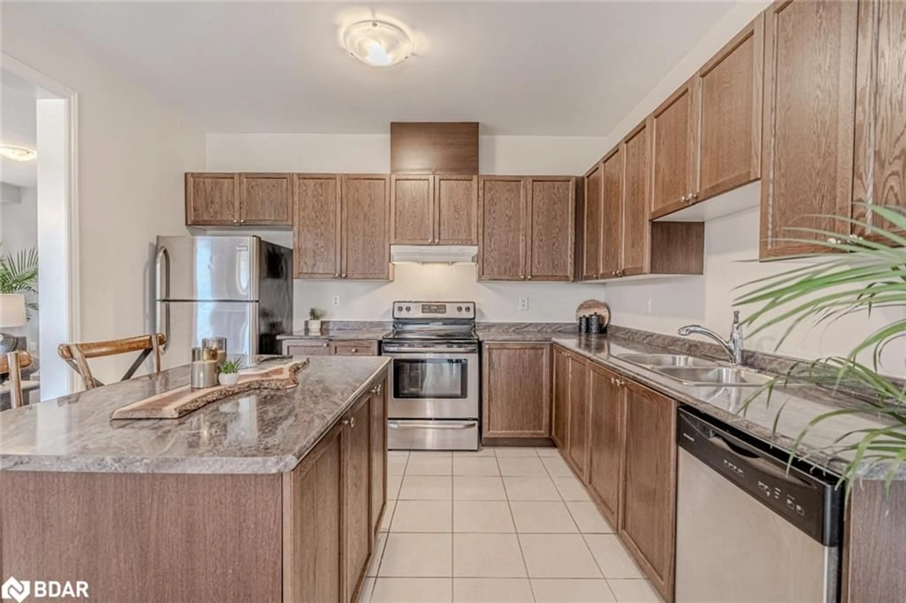 Standard kitchen, ceramic/tile floor for 25 Mandley Street, Angus Ontario L3W 0B6