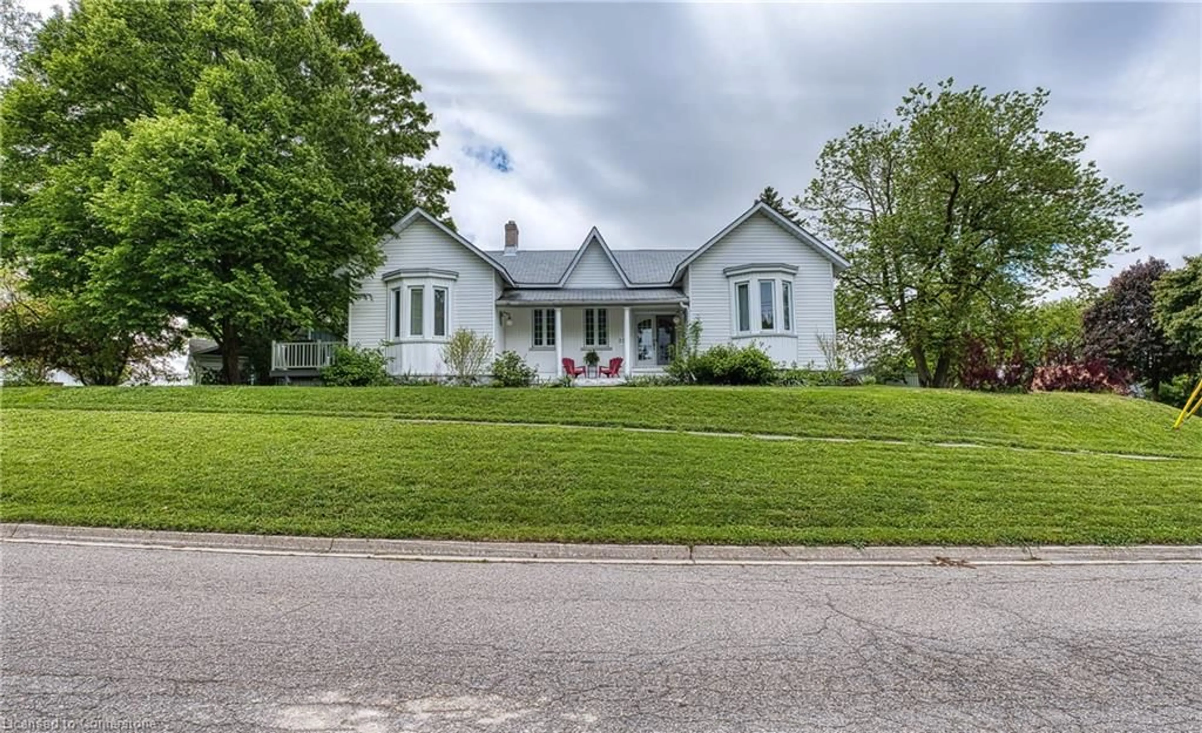 A pic from outside/outdoor area/front of a property/back of a property/a pic from drone, street for 225 Queen St, Palmerston Ontario N0G 2P0