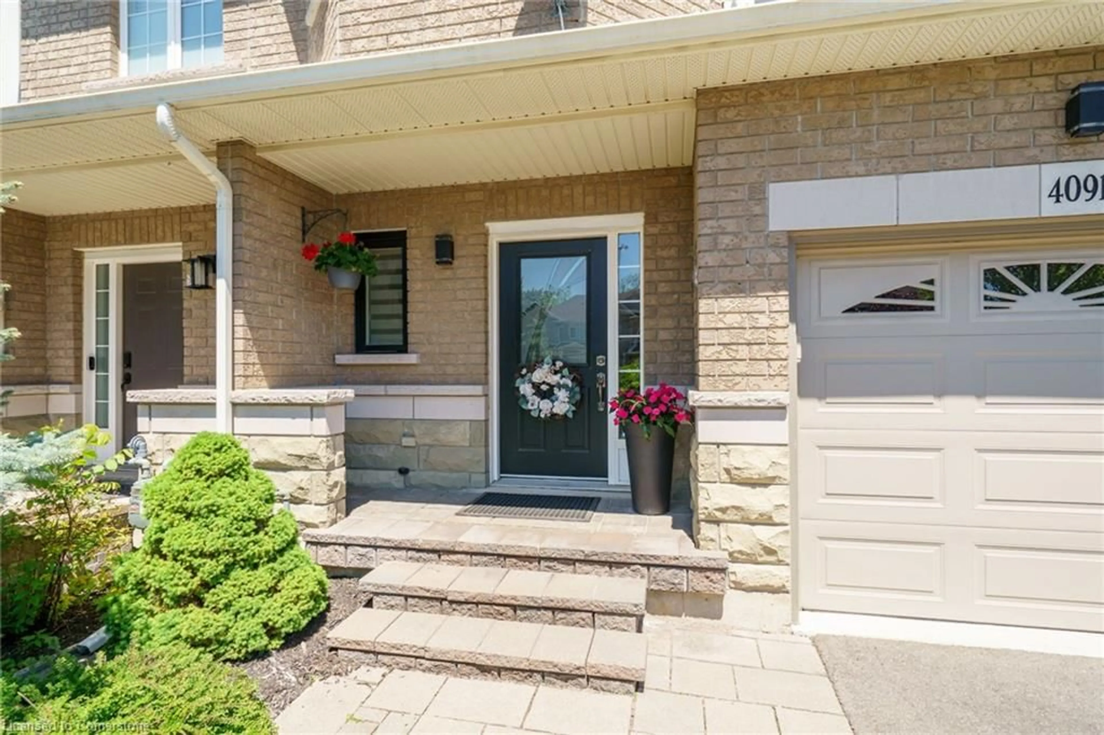 Indoor entryway for 4091 Medland Dr, Burlington Ontario L7M 4Z6