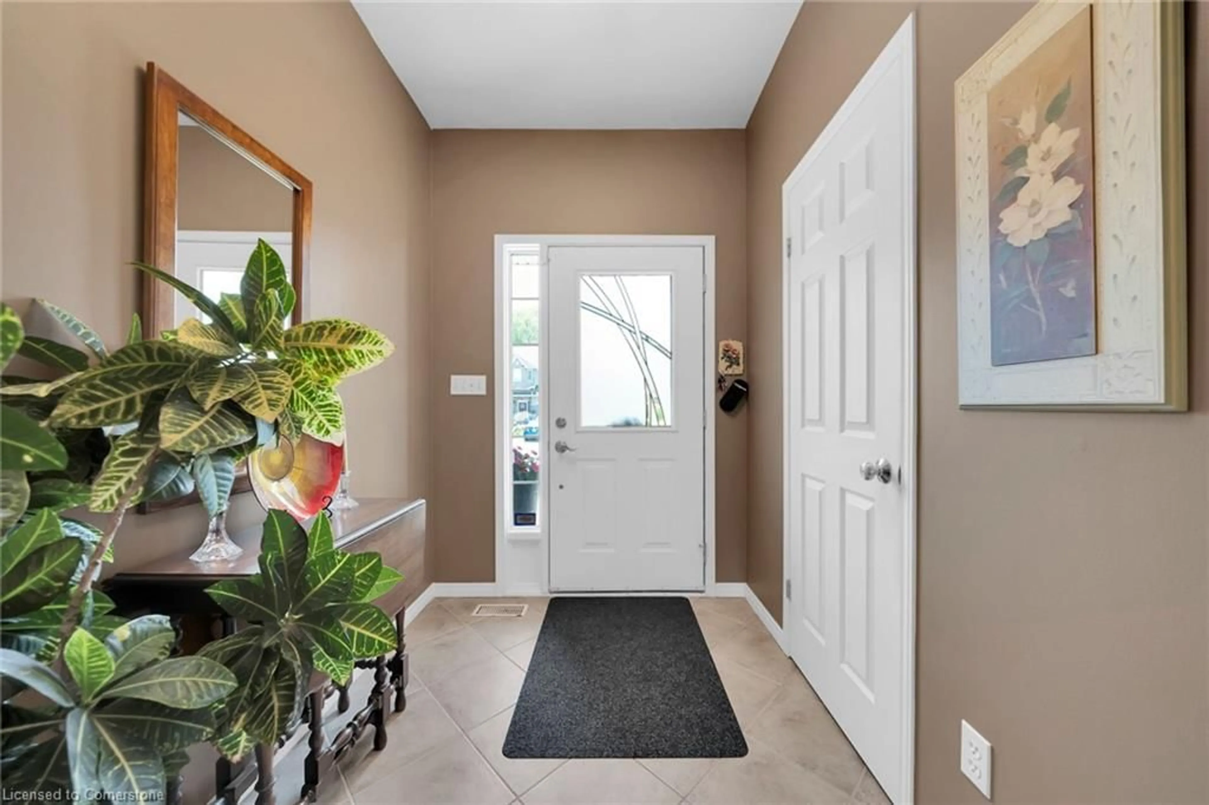 Indoor entryway for 4091 Medland Dr, Burlington Ontario L7M 4Z6