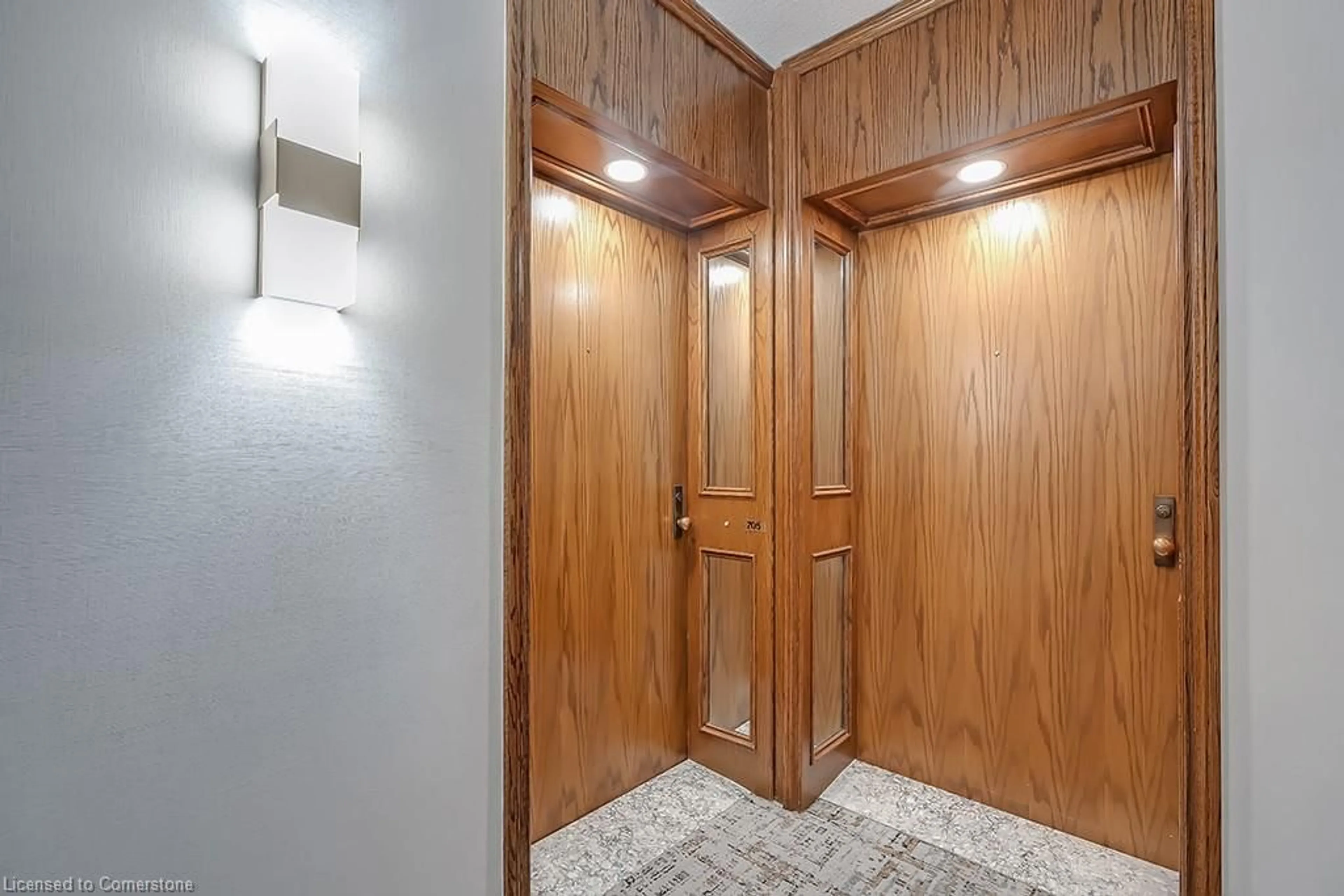 Indoor foyer for 1903 Pilgrims Way #705, Oakville Ontario L6M 2X1