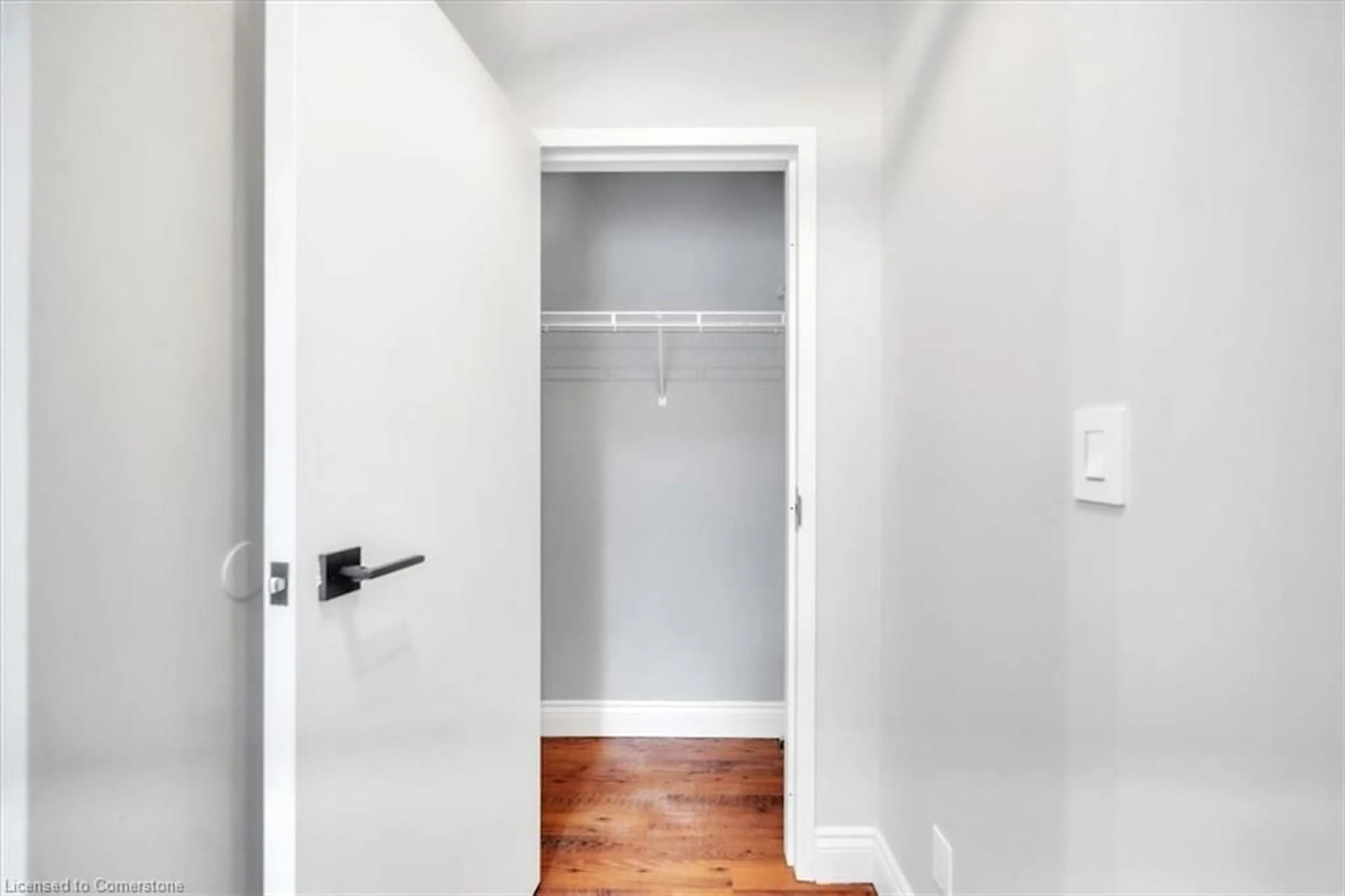 Indoor entryway for 150 Colborne St St #302, Brantford Ontario N3T 2G6
