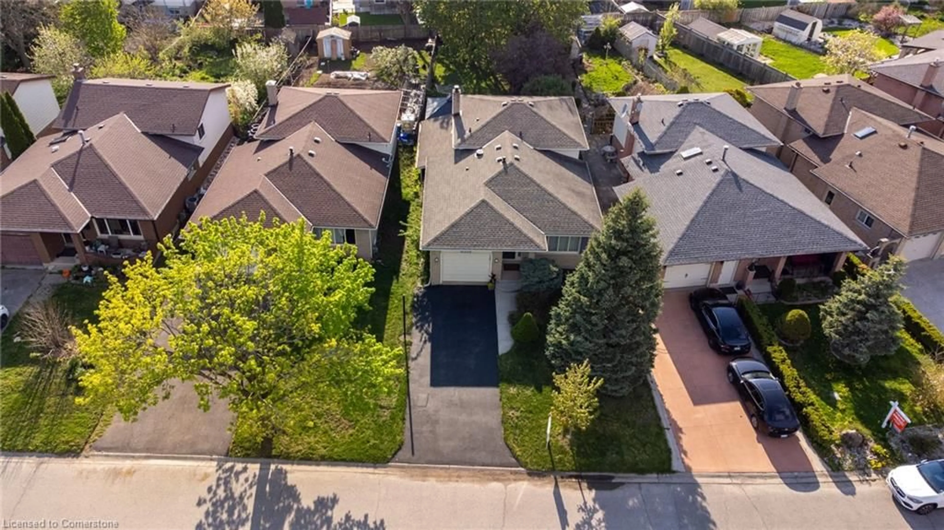 A pic from outside/outdoor area/front of a property/back of a property/a pic from drone, street for 1253 Delphi Rd, London Ontario N5Y 5B3