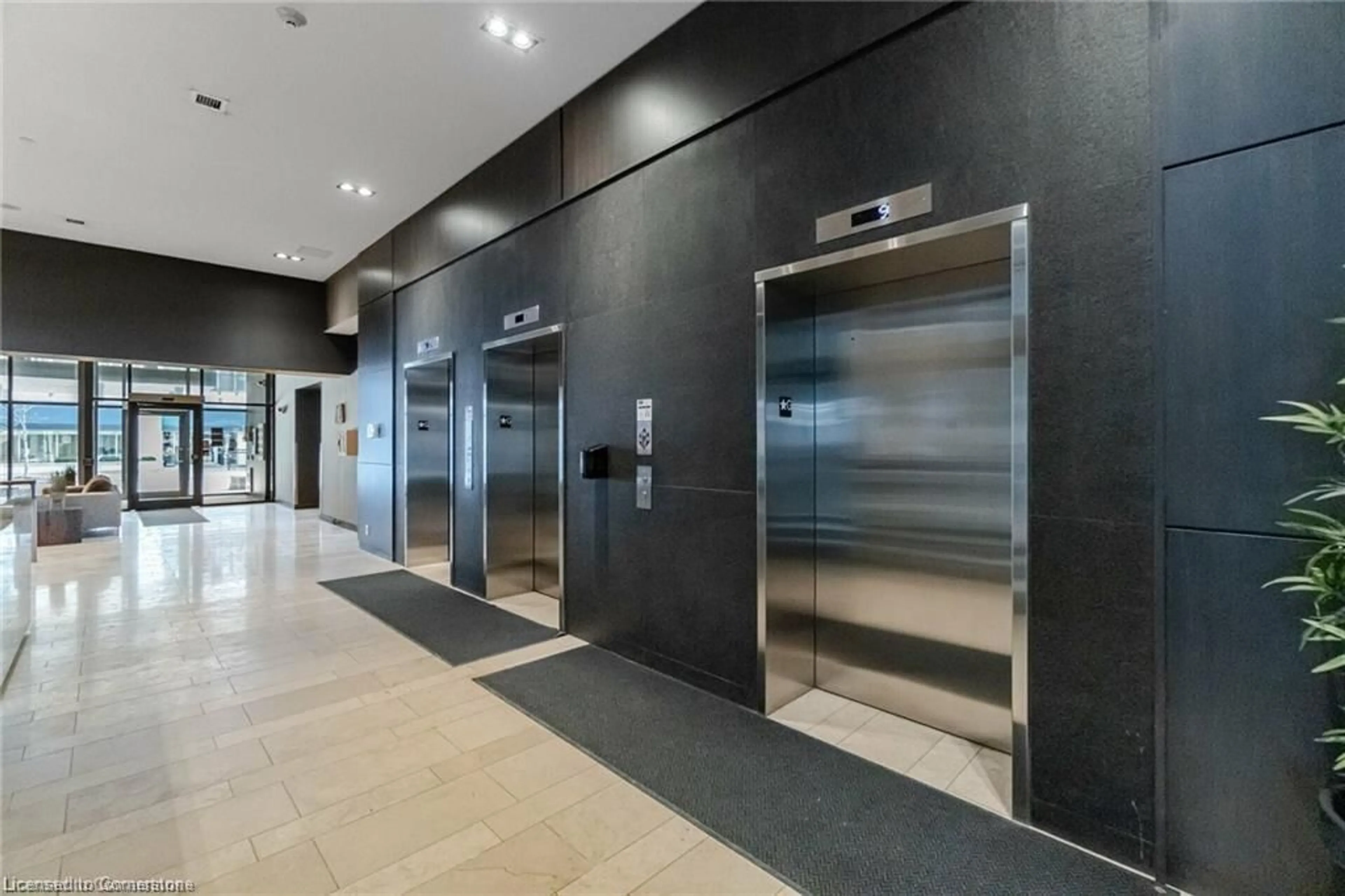 Indoor foyer for 1940 Ironstone Dr #1104, Burlington Ontario L7L 0E4