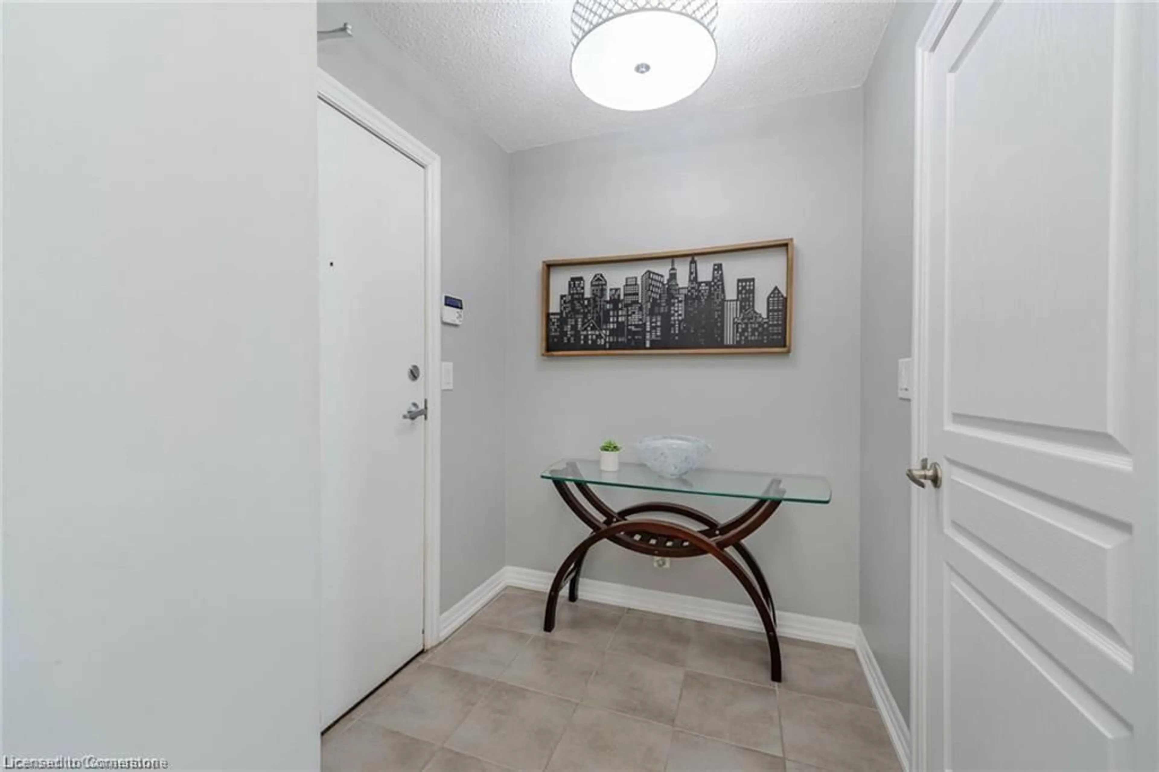 Indoor entryway for 1940 Ironstone Dr #1104, Burlington Ontario L7L 0E4