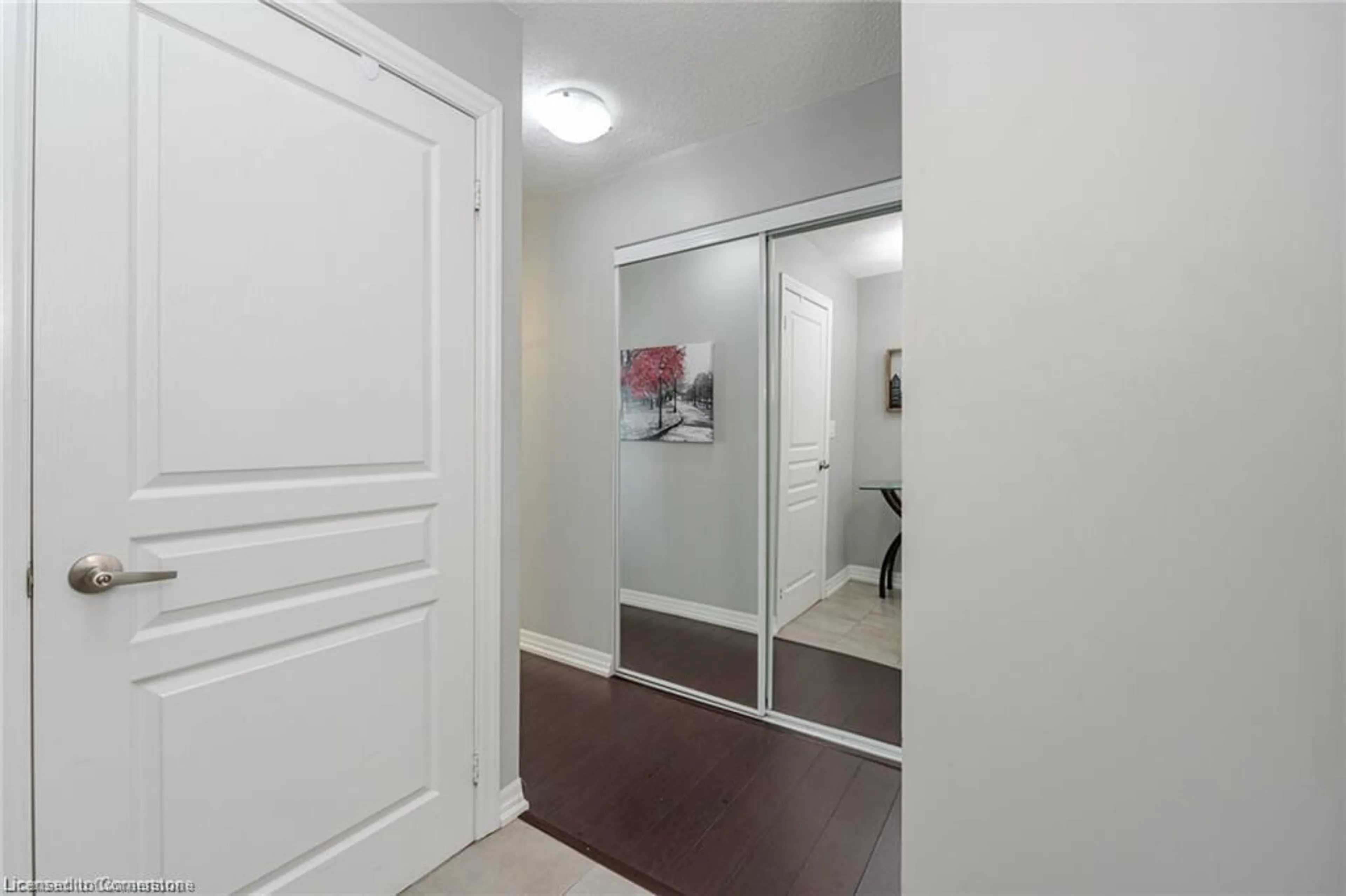 Indoor entryway for 1940 Ironstone Dr #1104, Burlington Ontario L7L 0E4
