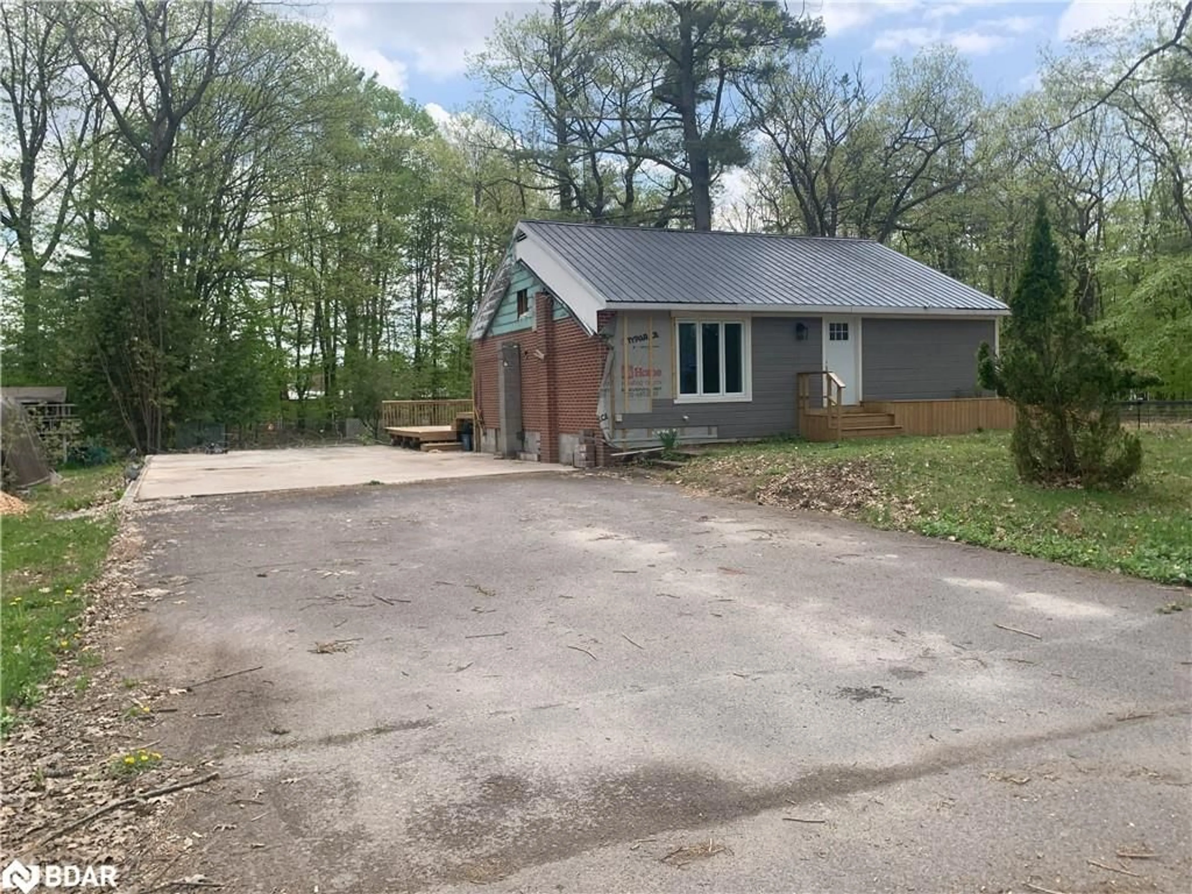 A pic from outside/outdoor area/front of a property/back of a property/a pic from drone, street for 125 Oakwood Dr, Gravenhurst Ontario P1P 1B3