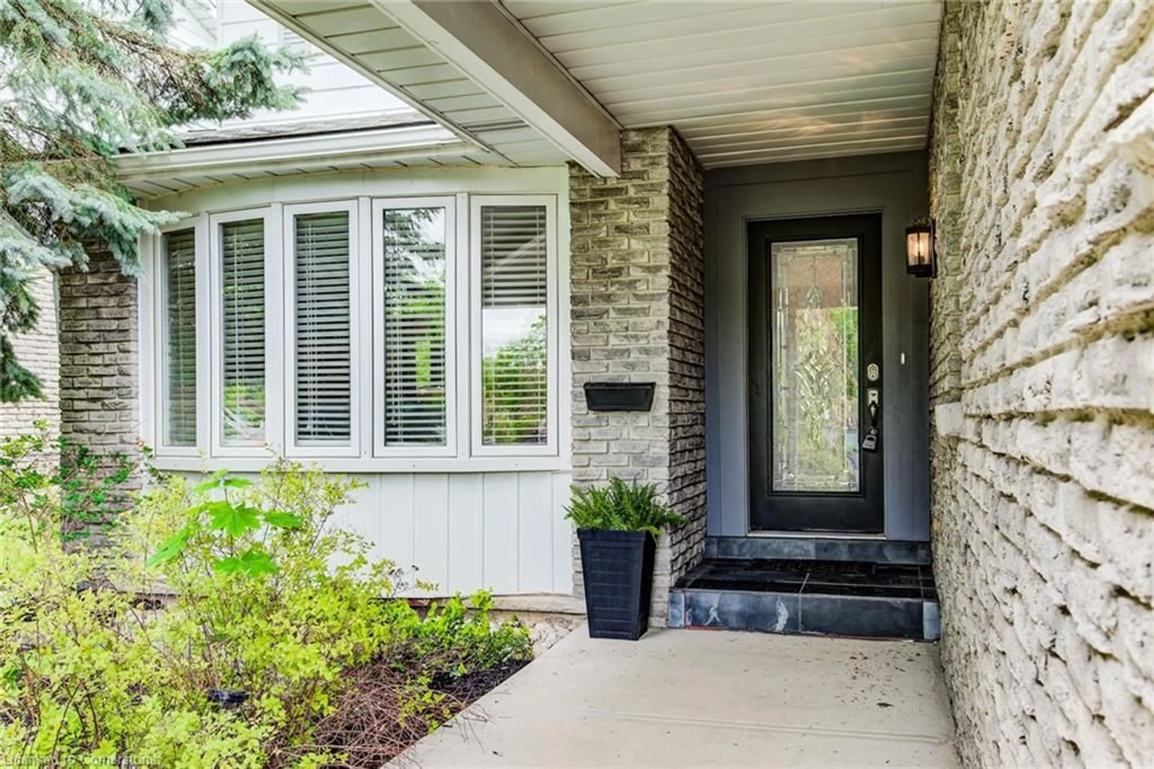 Indoor entryway for 156 Brookside Cres, Kitchener Ontario N2N 1H1