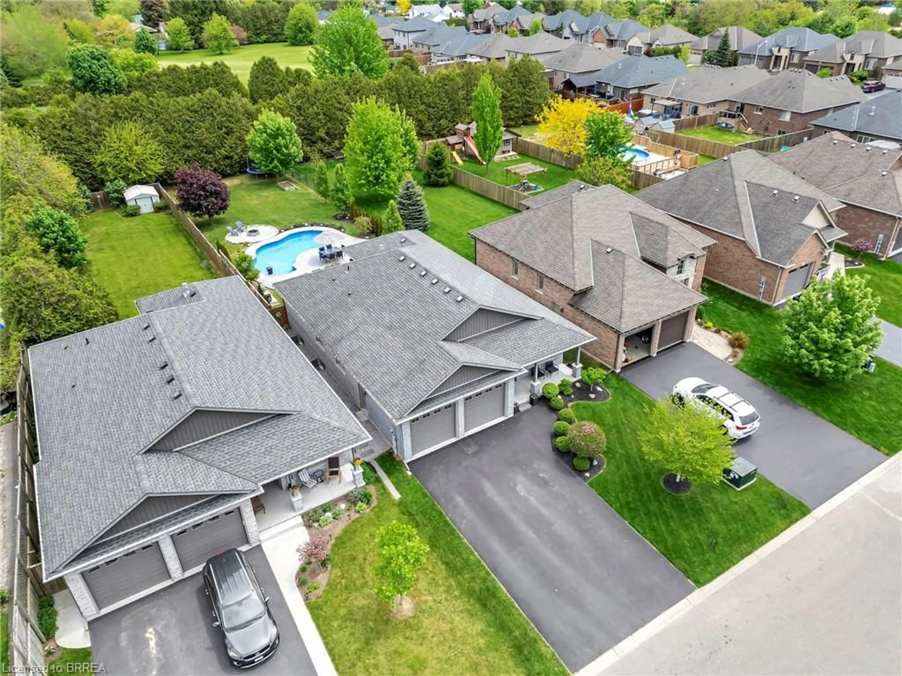 A pic from outside/outdoor area/front of a property/back of a property/a pic from drone, unknown for 17 Lotus Ave, Waterford Ontario N0E 1Y0