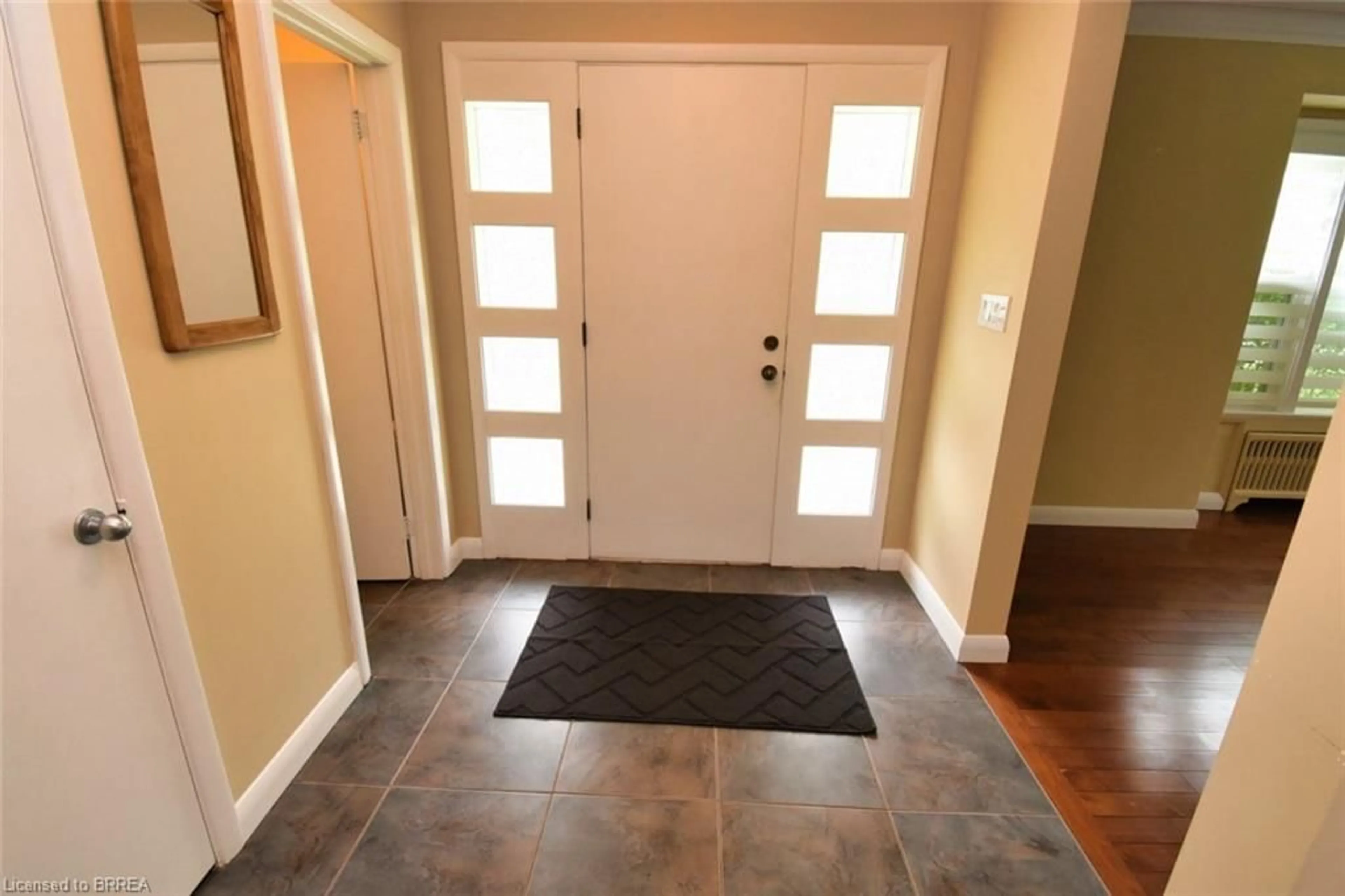 Indoor entryway for 48 Devon St, Brantford Ontario N3R 1M2