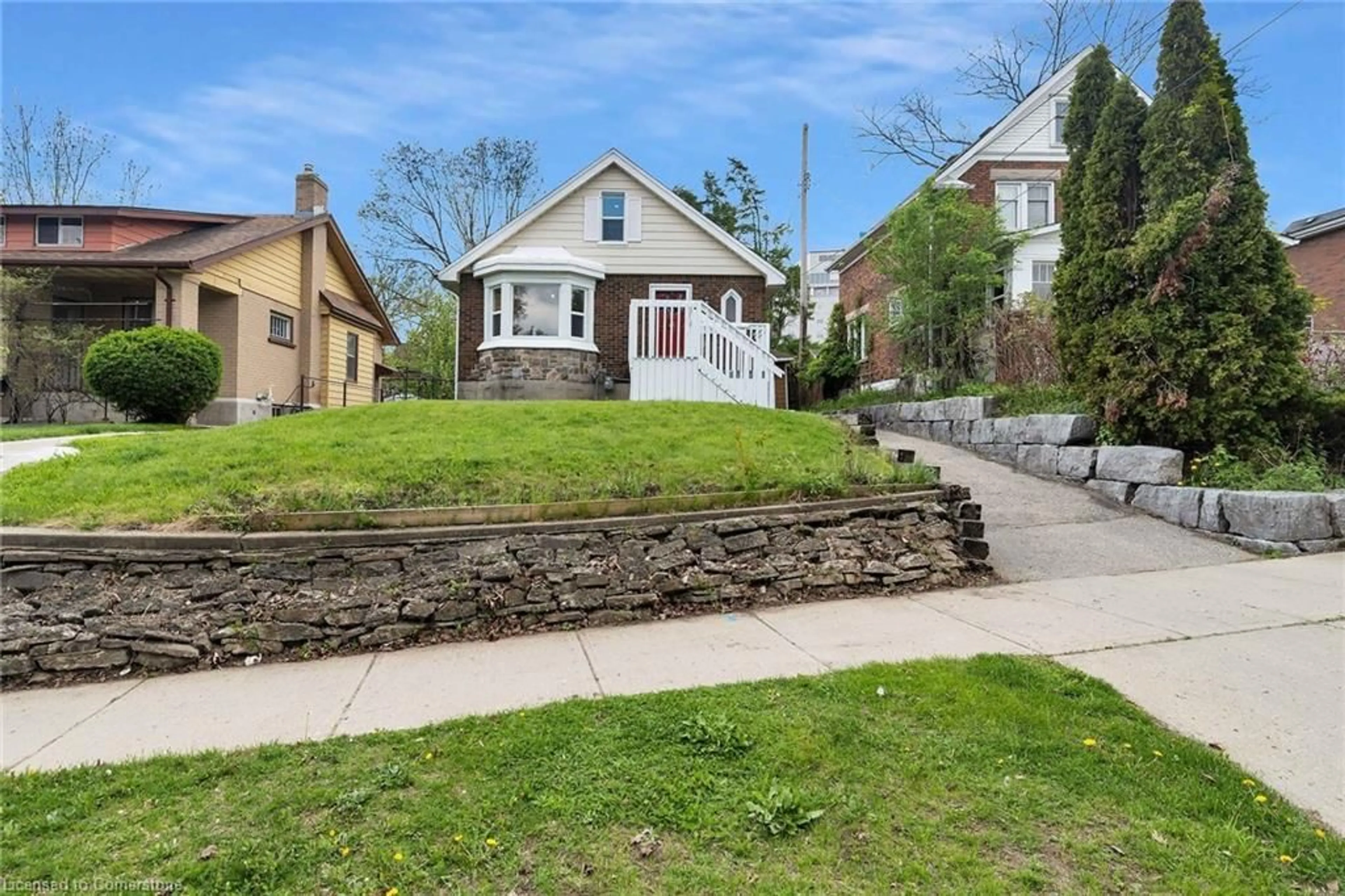 A pic from outside/outdoor area/front of a property/back of a property/a pic from drone, street for 11 Spadina Rd, Kitchener Ontario N2M 3X2
