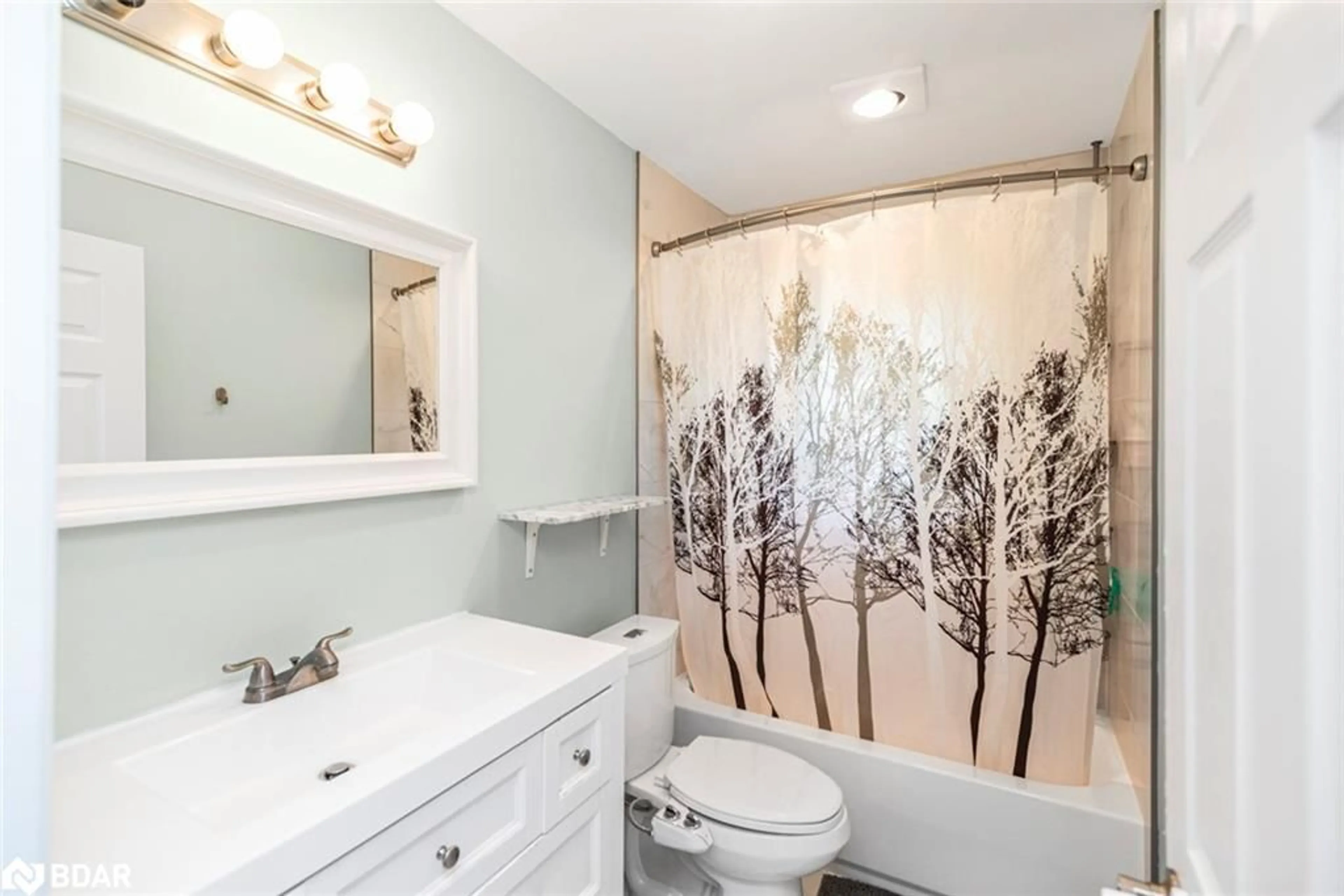 Standard bathroom, ceramic/tile floor for 2055 Churchill Ave, Burlington Ontario L7R 3T8