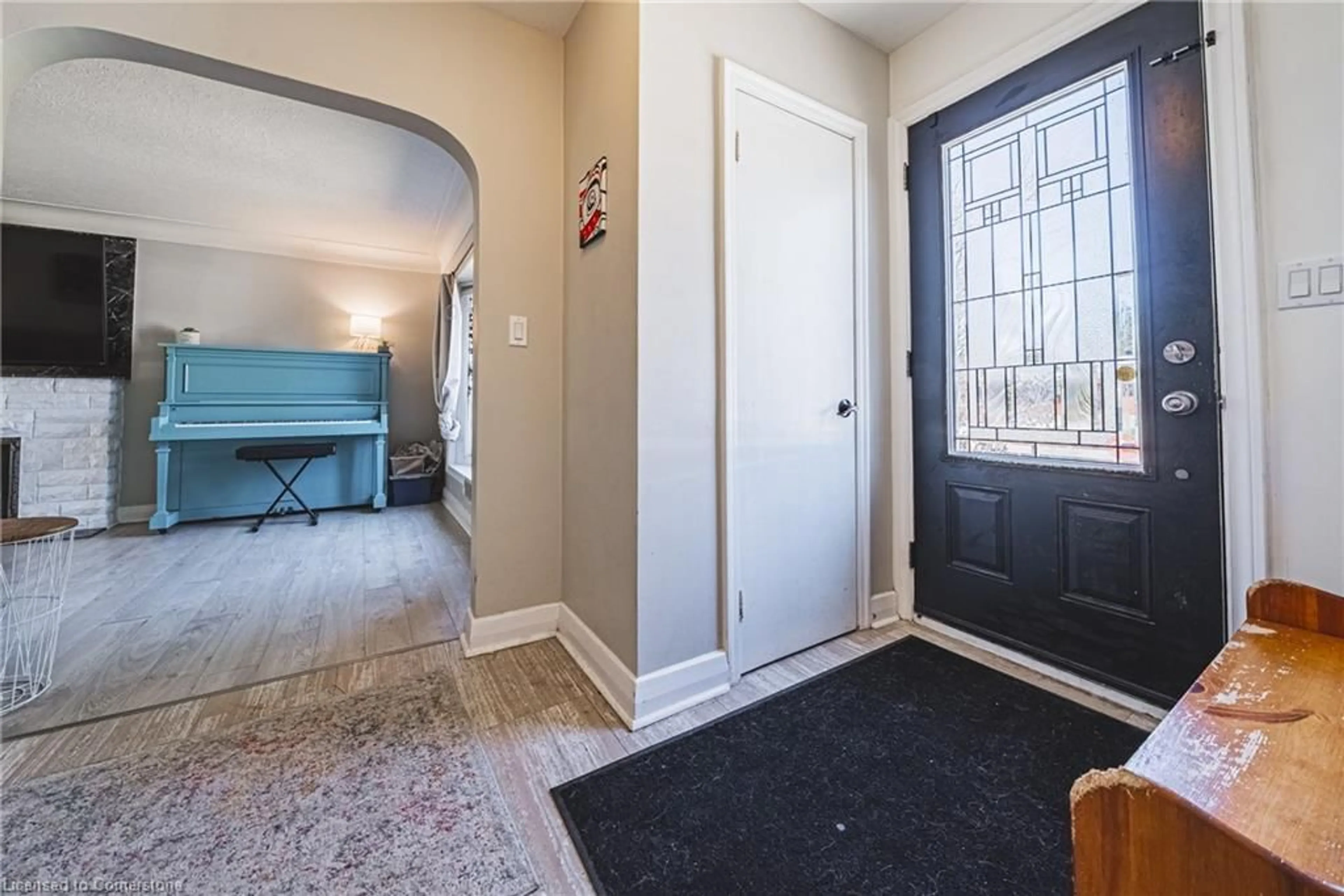 Indoor entryway for 43 Franklin St, Brantford Ontario N3R 1T2