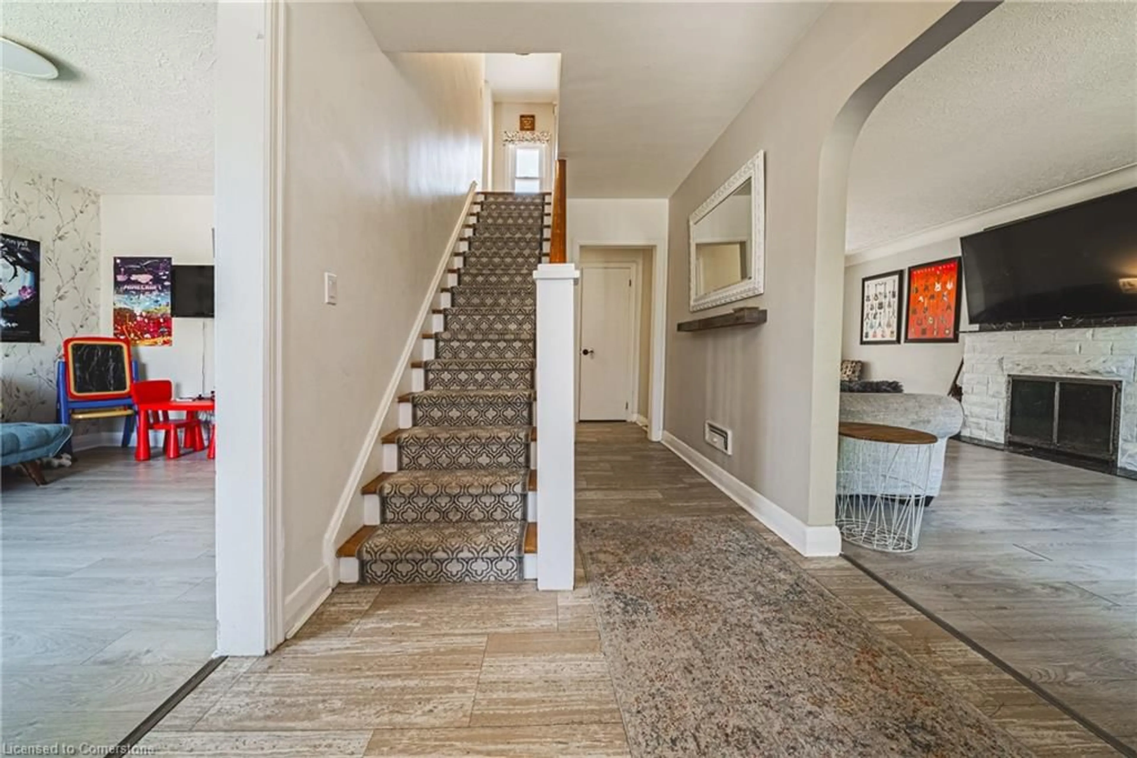 Indoor entryway for 43 Franklin St, Brantford Ontario N3R 1T2