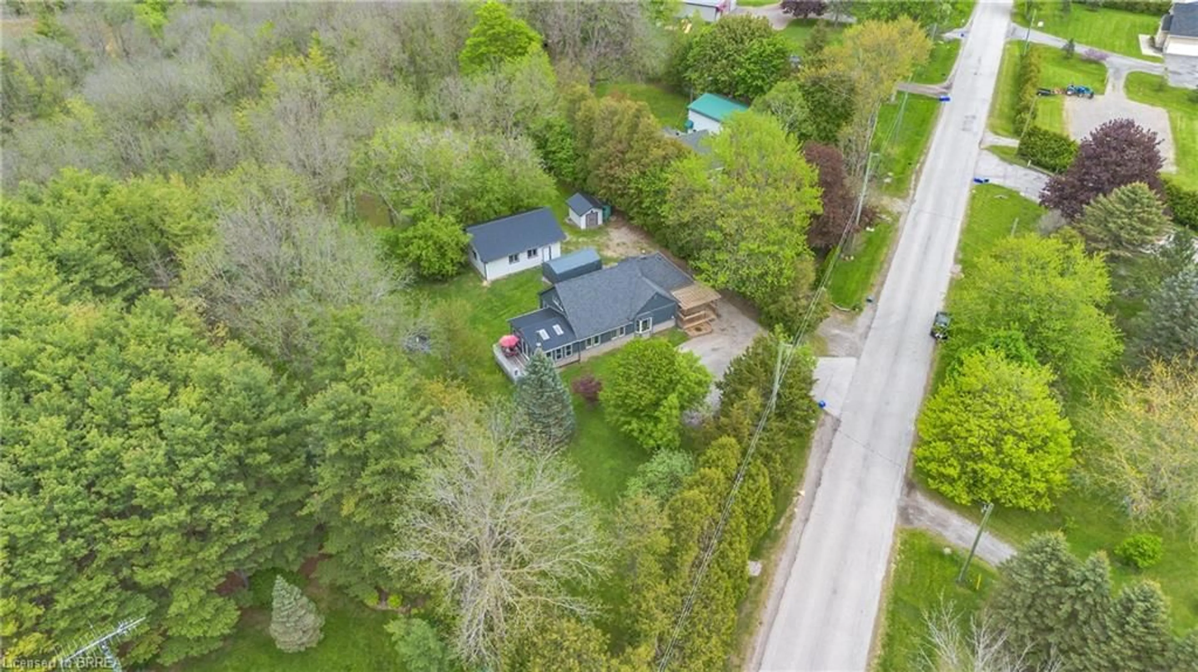 A pic from outside/outdoor area/front of a property/back of a property/a pic from drone, street for 42 River Rd, Brantford Ontario N3R 0C1