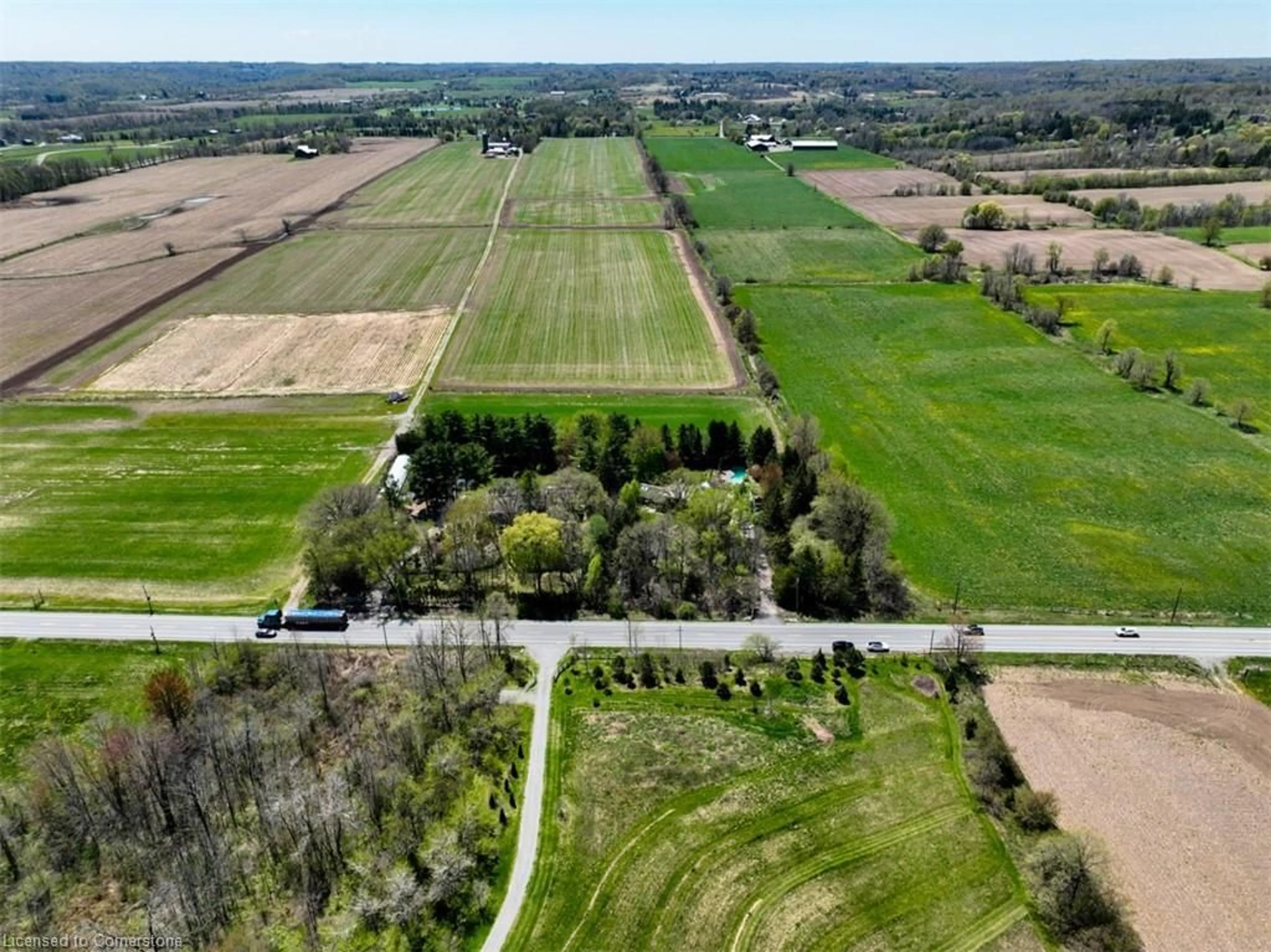 A pic from outside/outdoor area/front of a property/back of a property/a pic from drone, street for 6660 Appleby Line, Burlington Ontario L7M 0P7