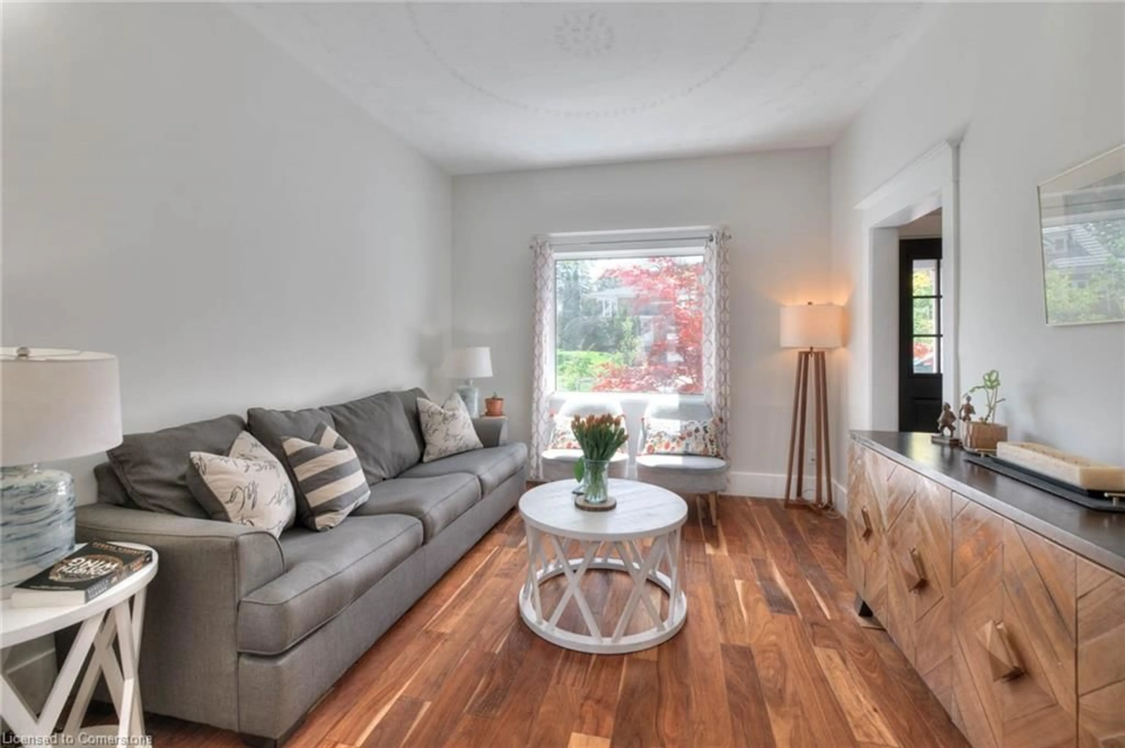 Living room with furniture, wood/laminate floor for 54 Willow St, Waterloo Ontario N2J 1V5